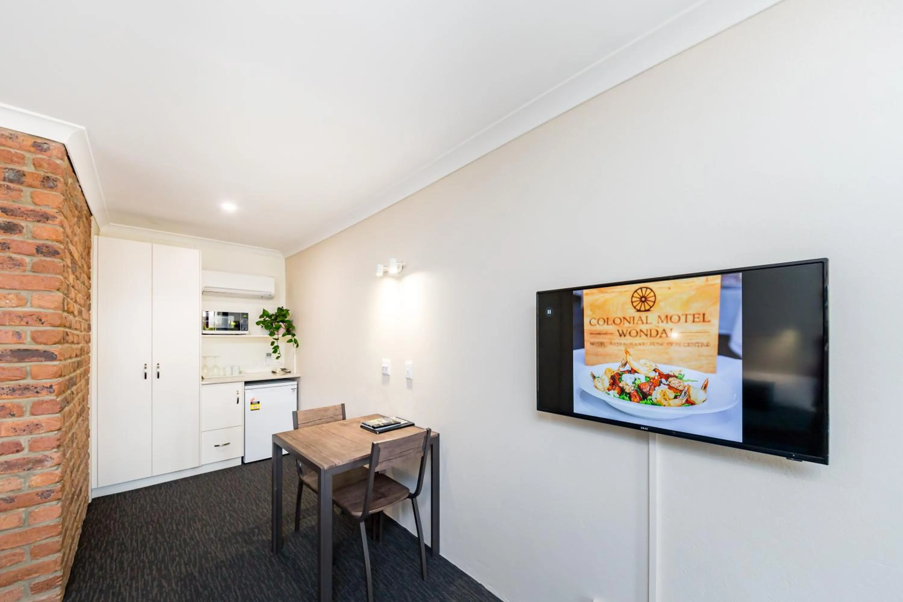 Kitchen or kitchenette in Wondai Colonial Motel & Ivory's Restaurant