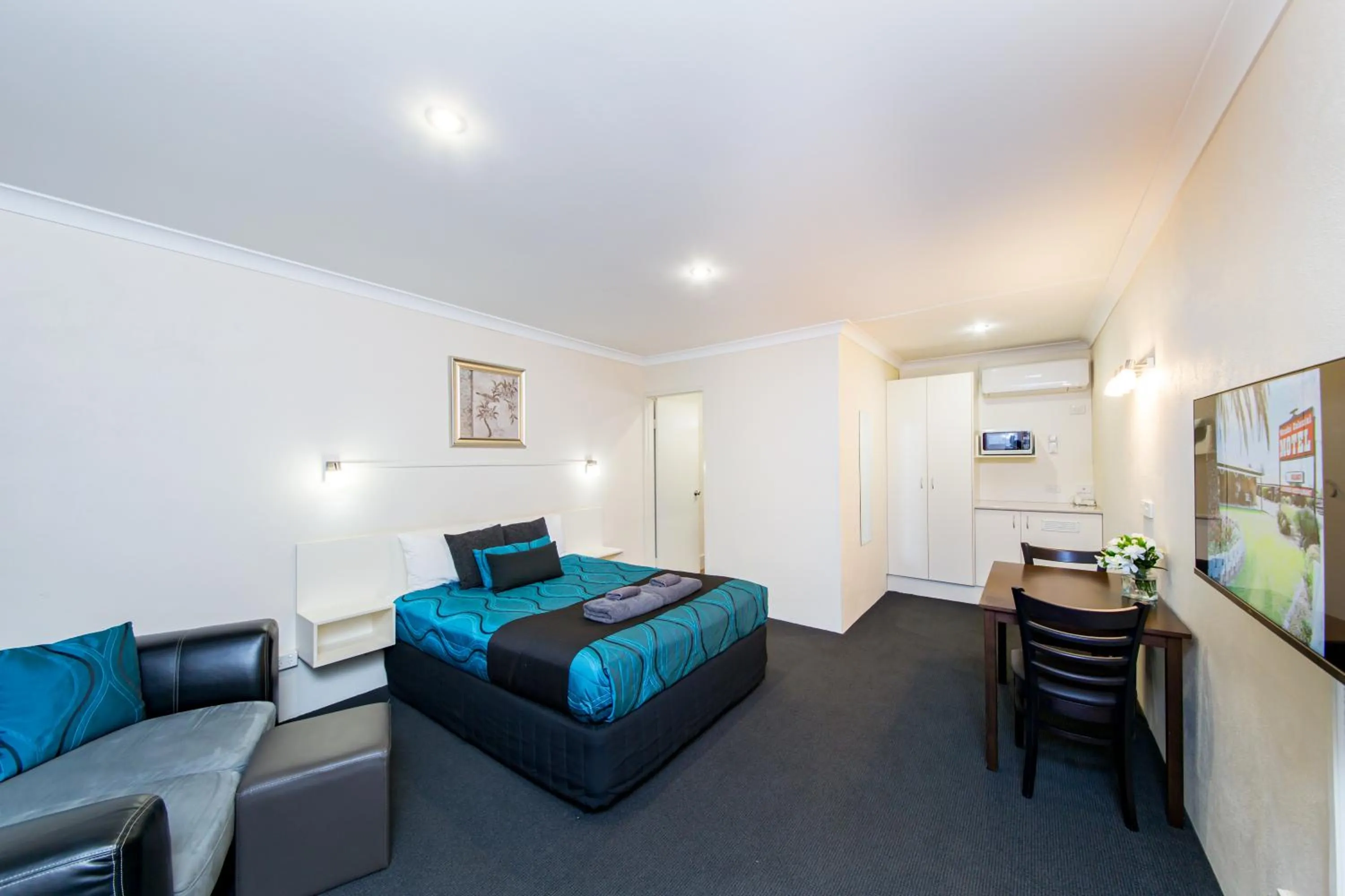 Photo of the whole room, Bed in Wondai Colonial Motel & Ivory's Restaurant