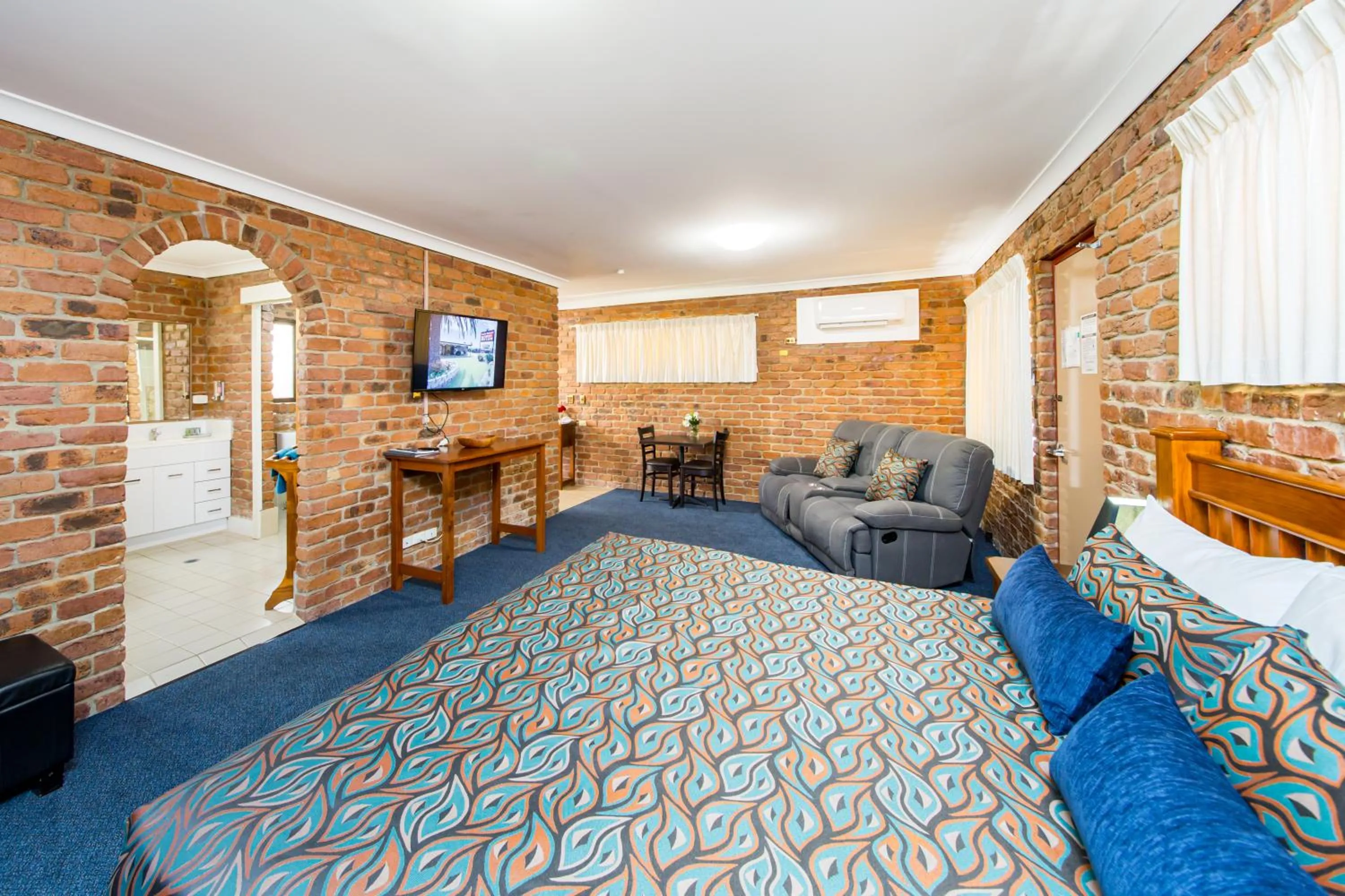 Bed in Wondai Colonial Motel & Ivory's Restaurant