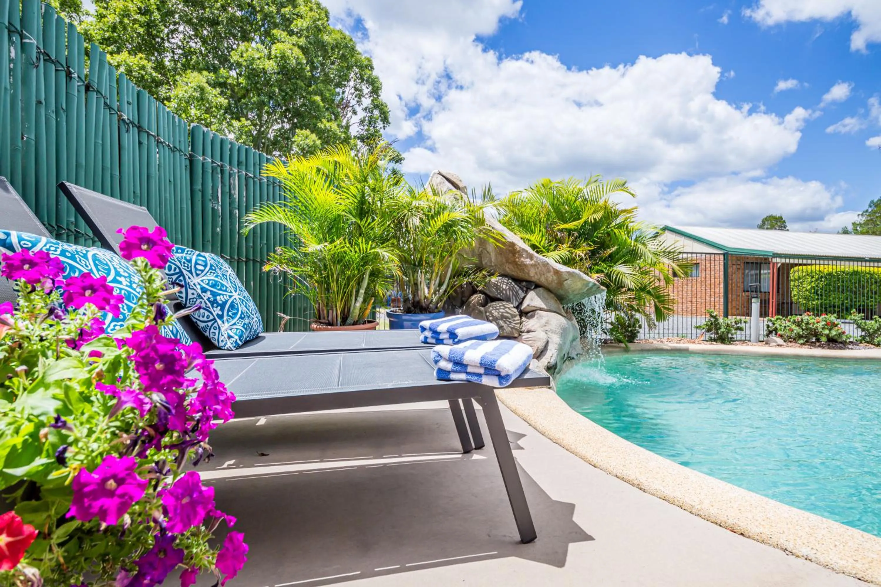 Swimming pool in Wondai Colonial Motel & Ivory's Restaurant