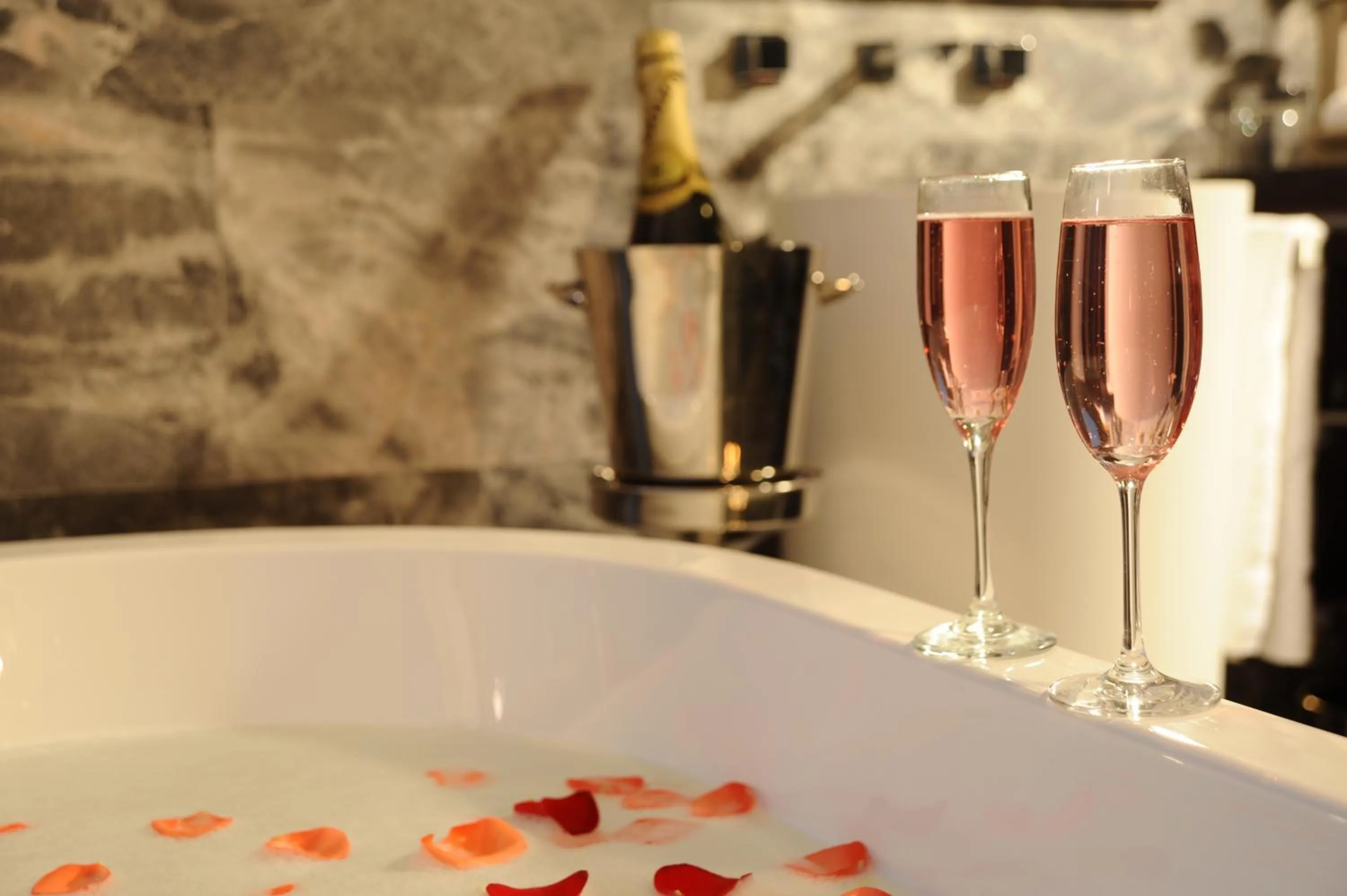 Bath in Rhombus Park Aura Chengdu Hotel