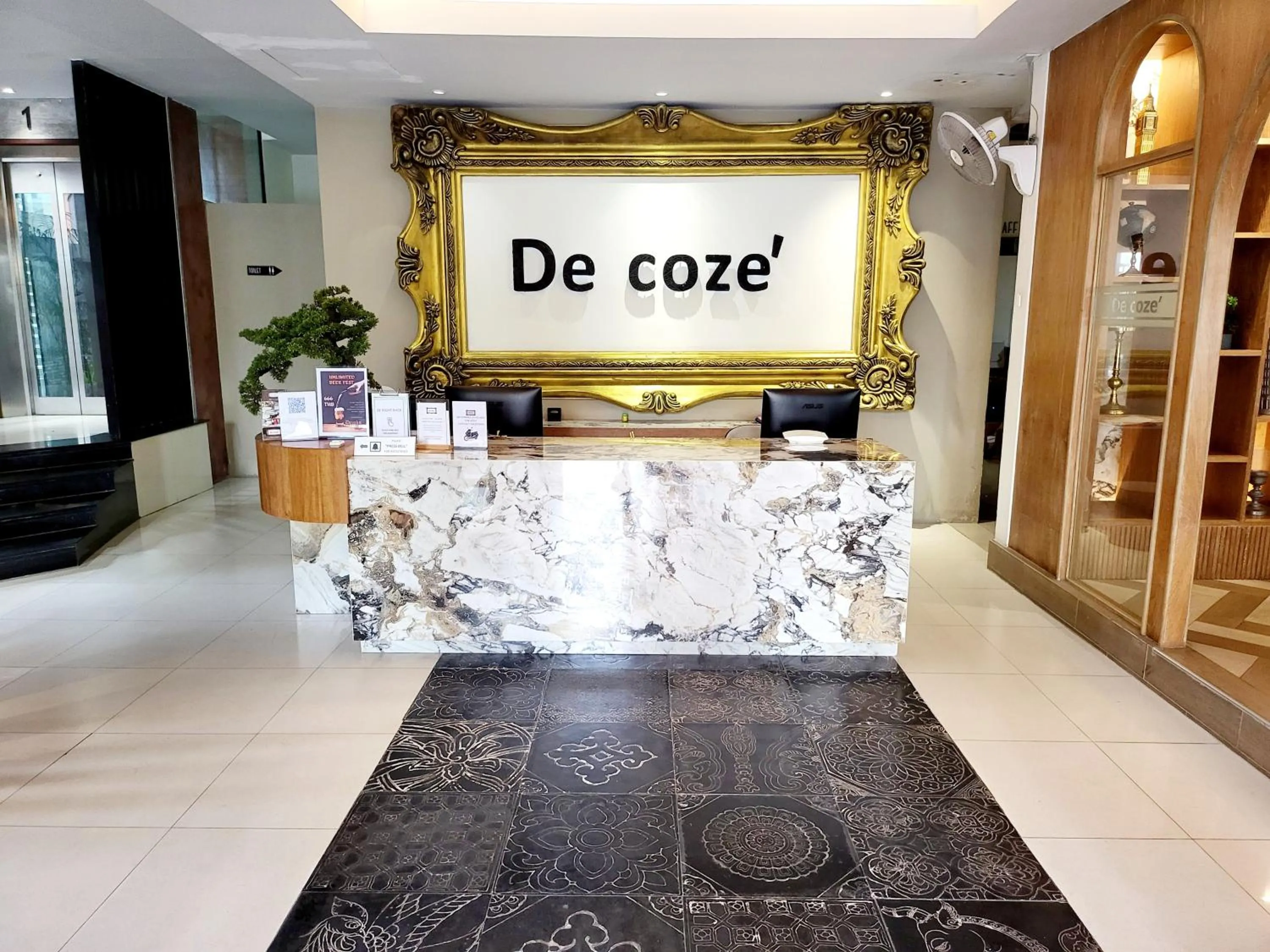 Lobby or reception in De Cozé Hotel