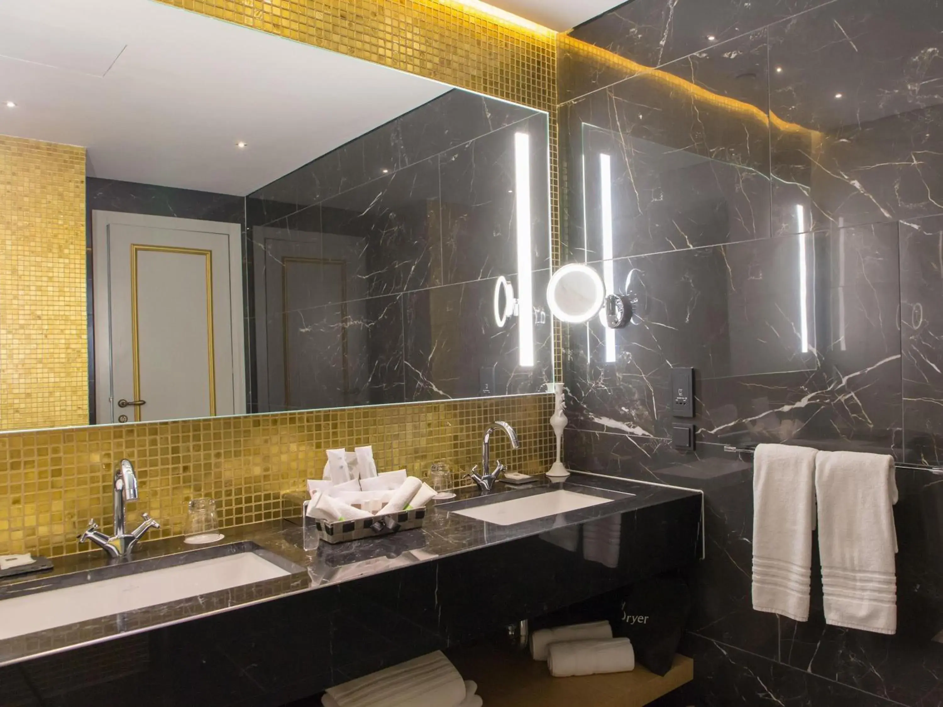 Bedroom in Swissotel Sarajevo Bedroom in Swissotel Sarajevo