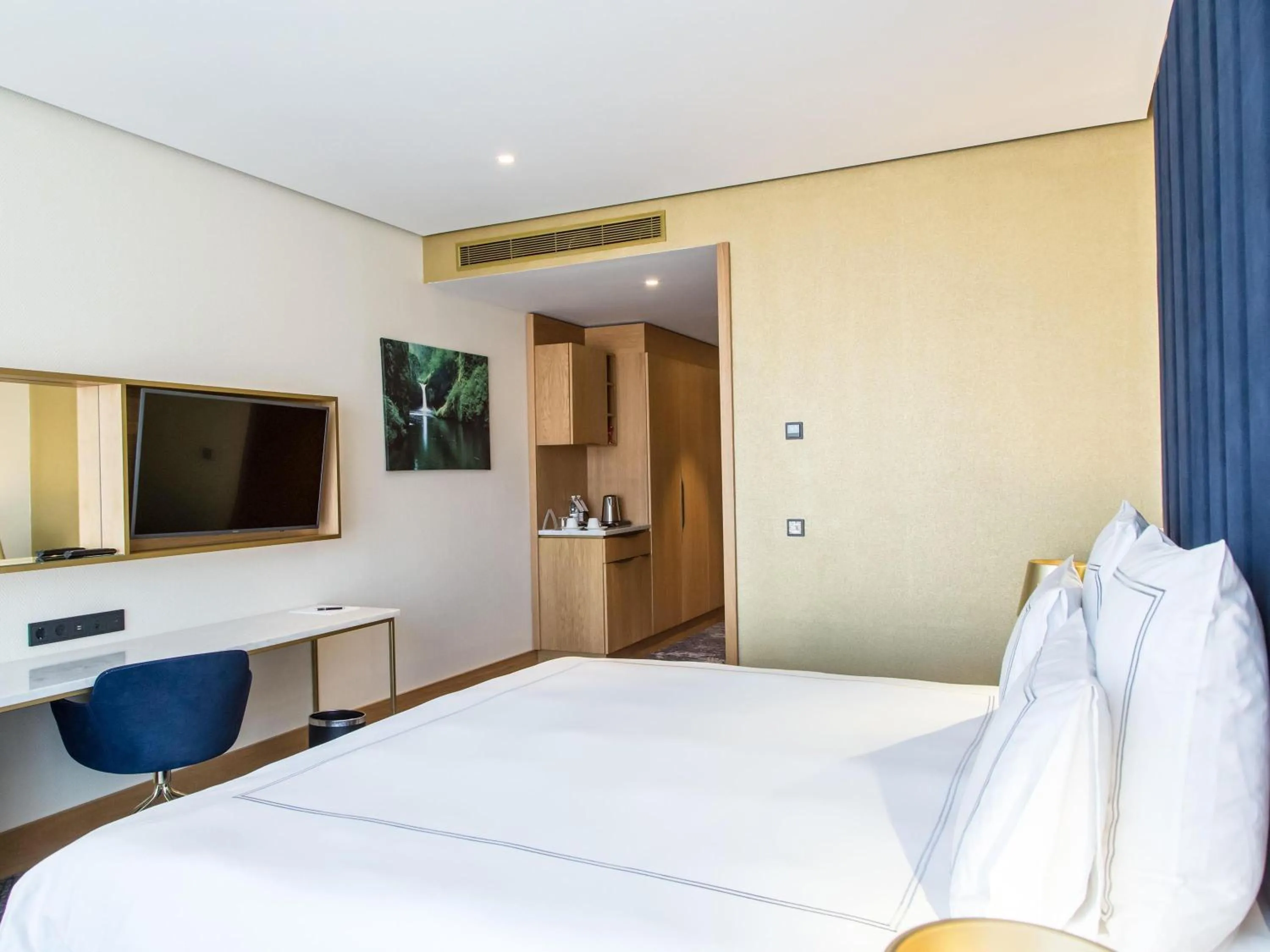 Bedroom, Bed in Swissotel Sarajevo