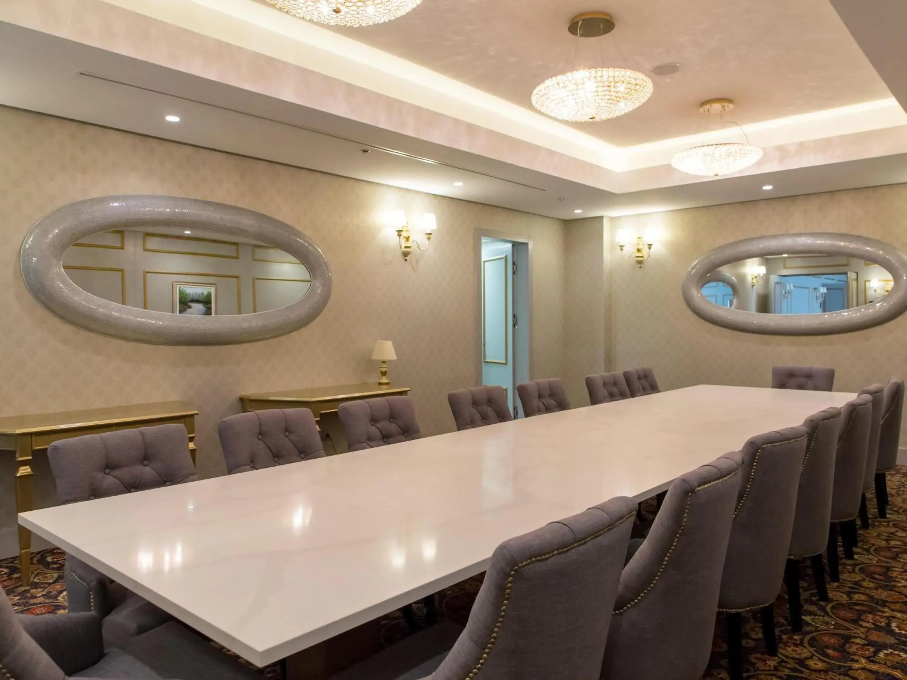 Bedroom in Swissotel Sarajevo Bedroom in Swissotel Sarajevo