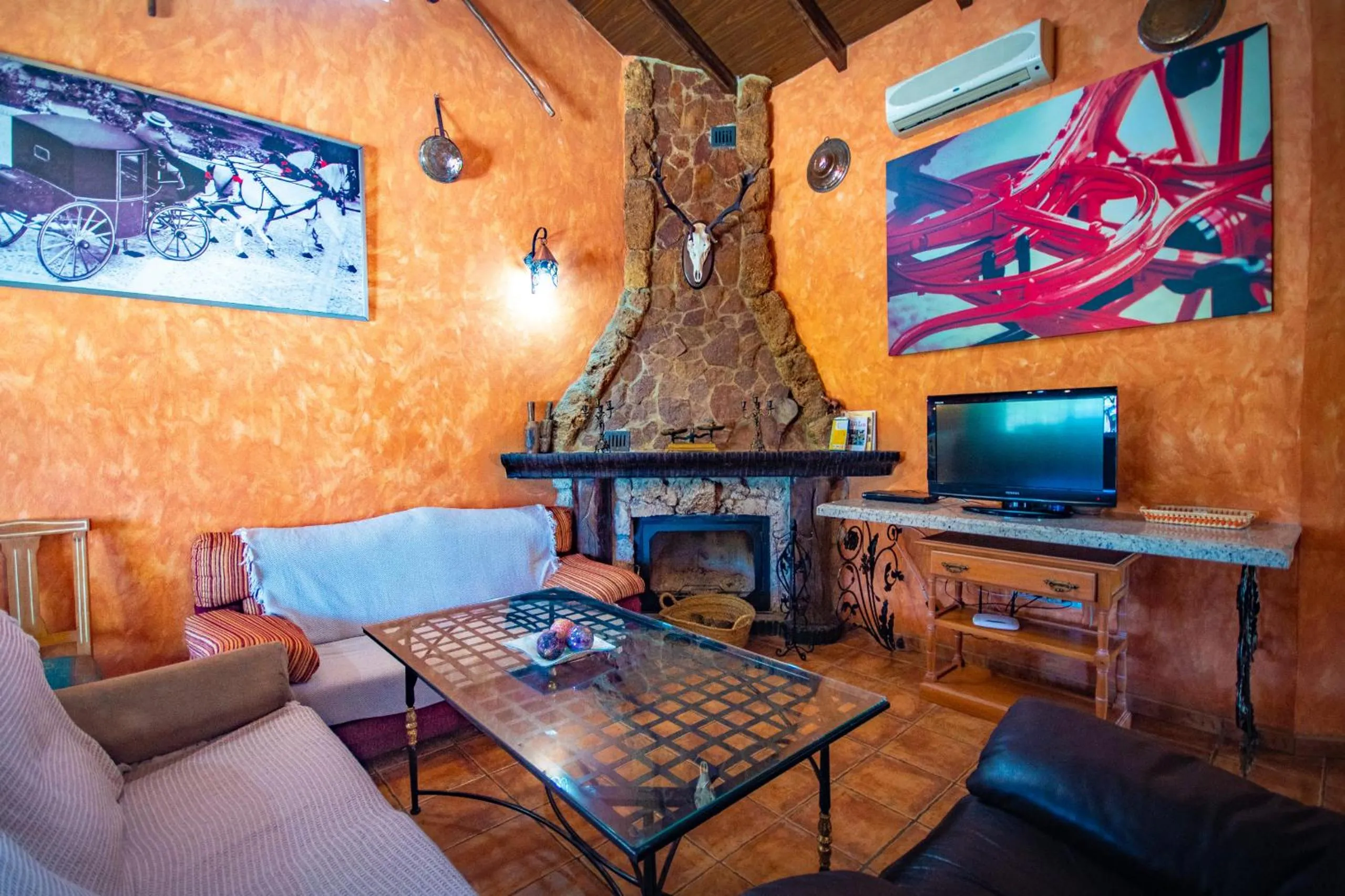 Communal lounge/ TV room in Cubo's Villa Sonia