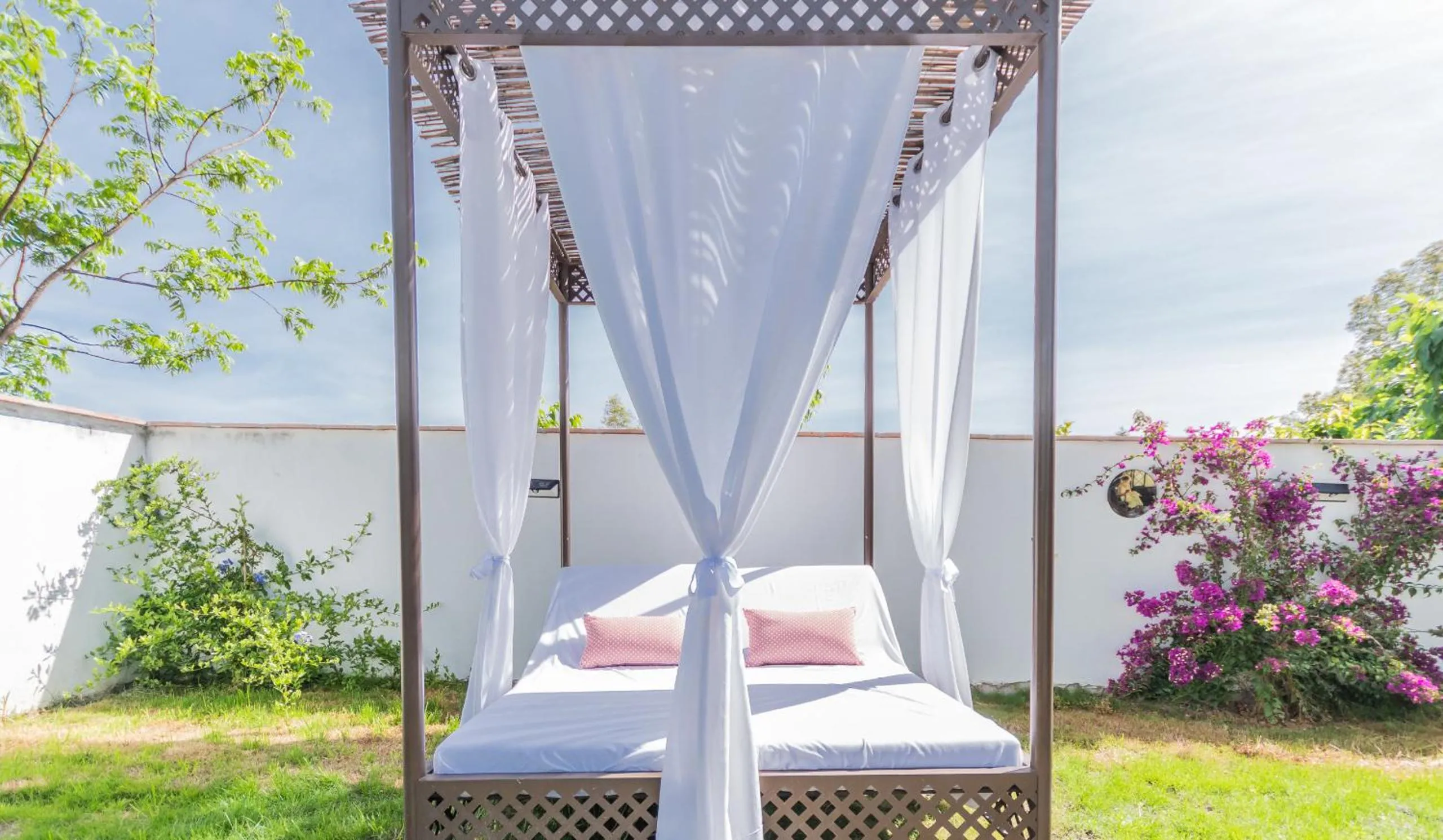 Swimming pool, Bed in Cubo's Villa Sonia