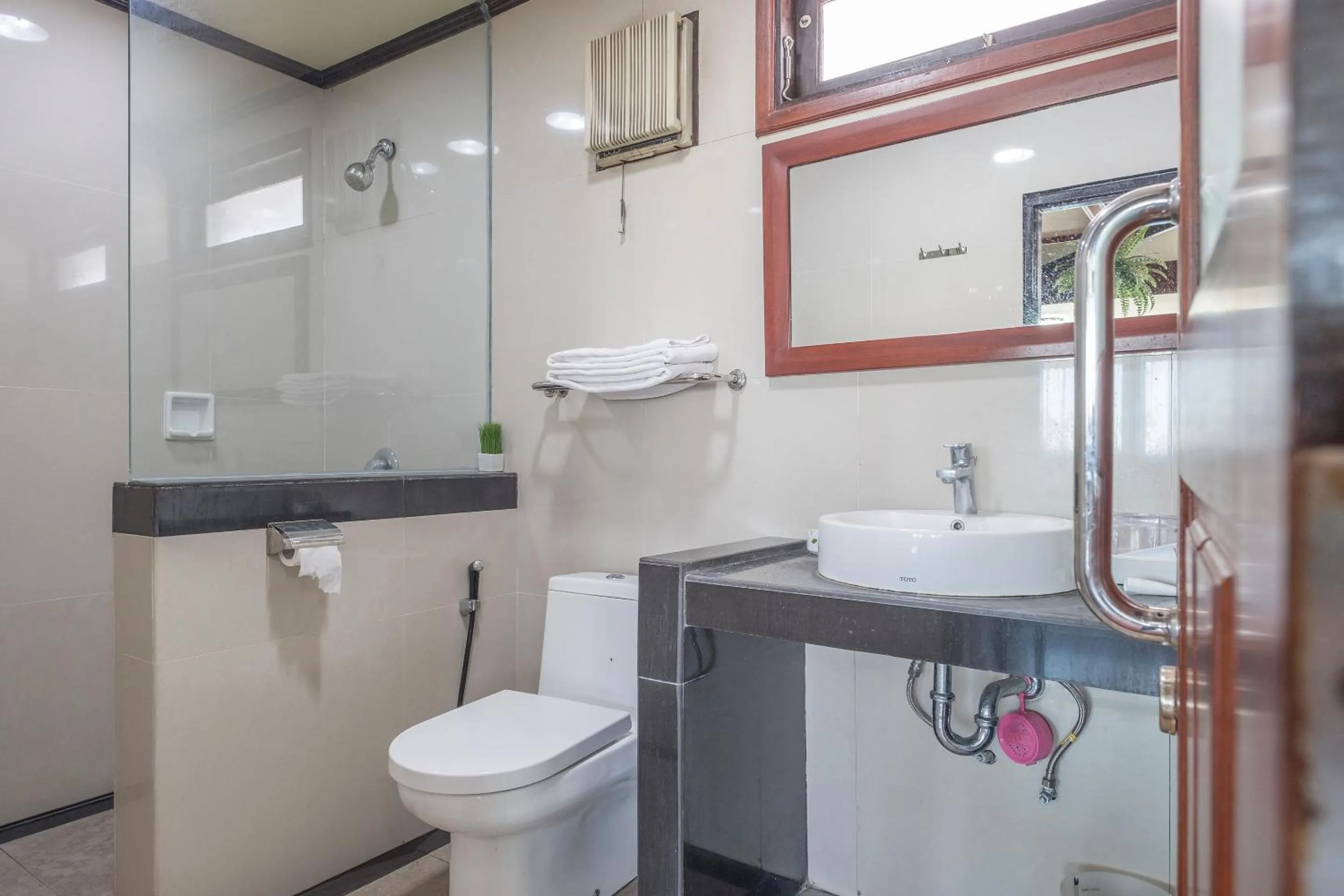 Bathroom in OYO 1090 Hotel Anging Mammiri Makassar