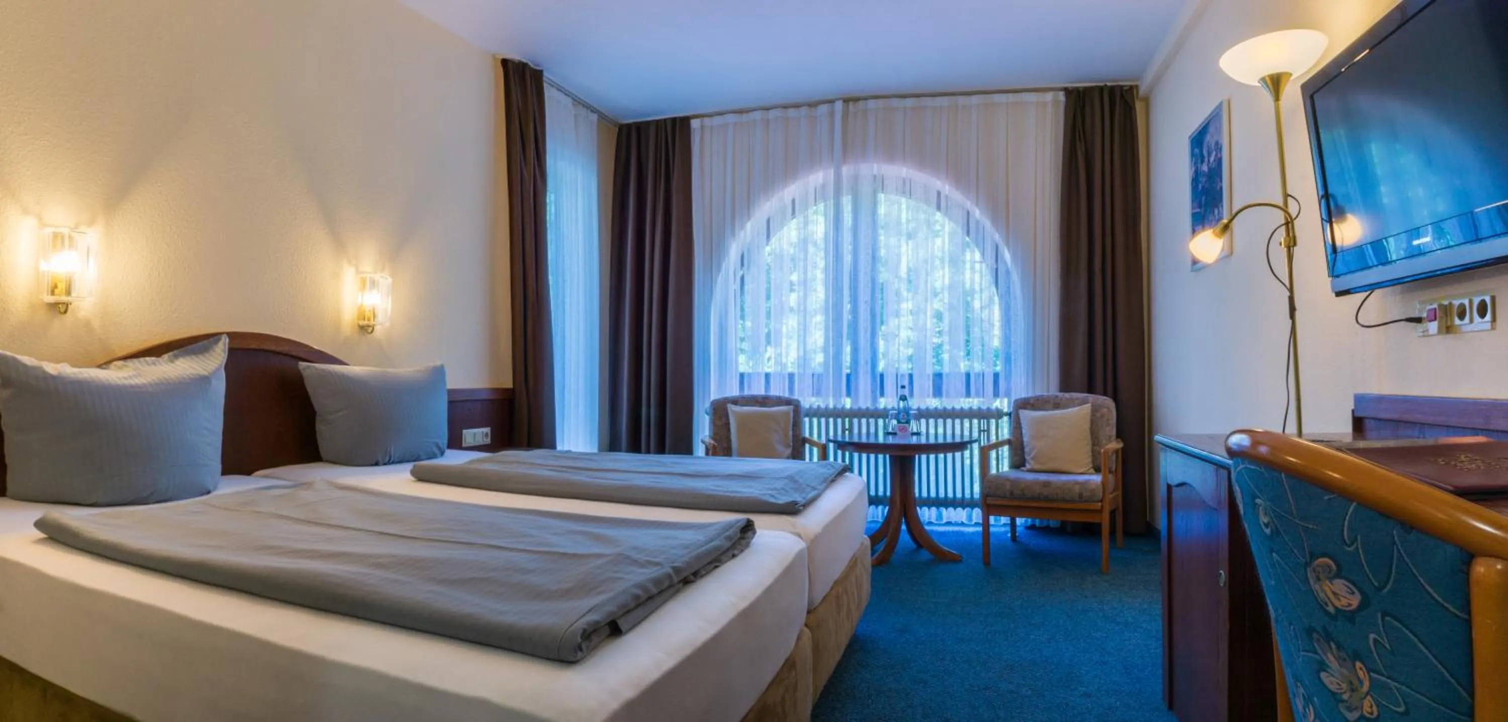 Photo of the whole room, Bed in Reichels Parkhotel