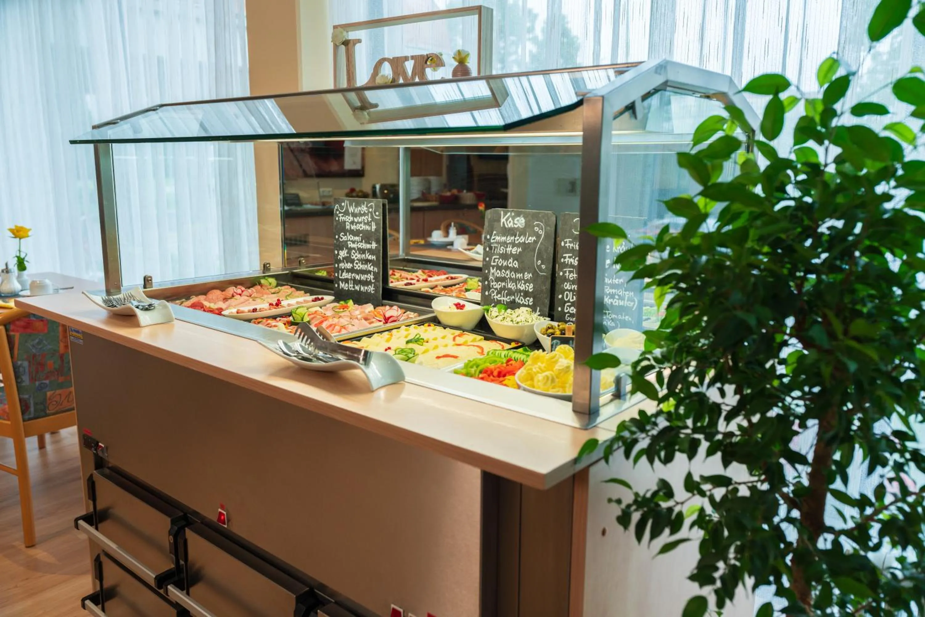 Buffet breakfast in Reichels Parkhotel