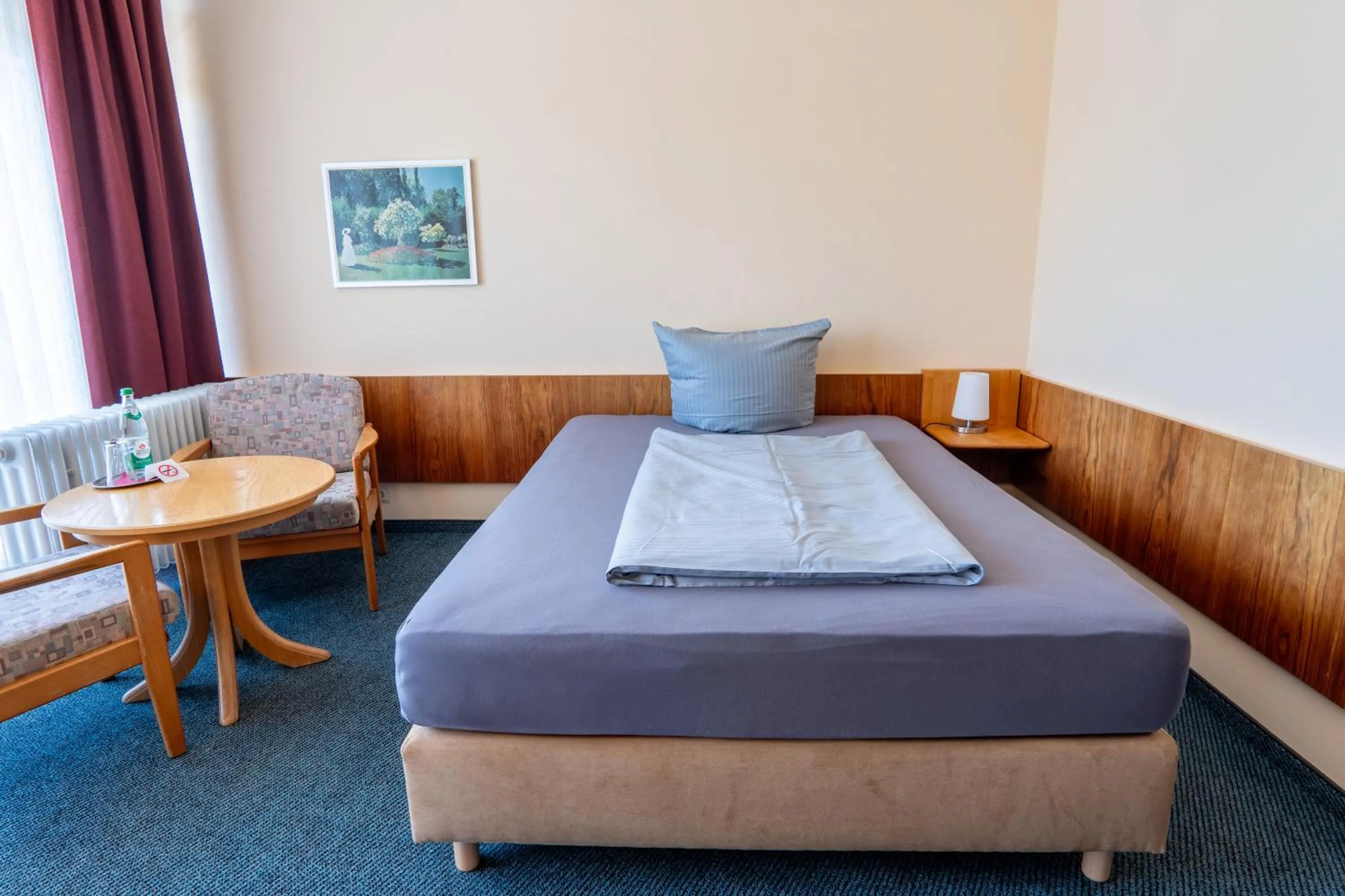 Photo of the whole room, Bed in Reichels Parkhotel