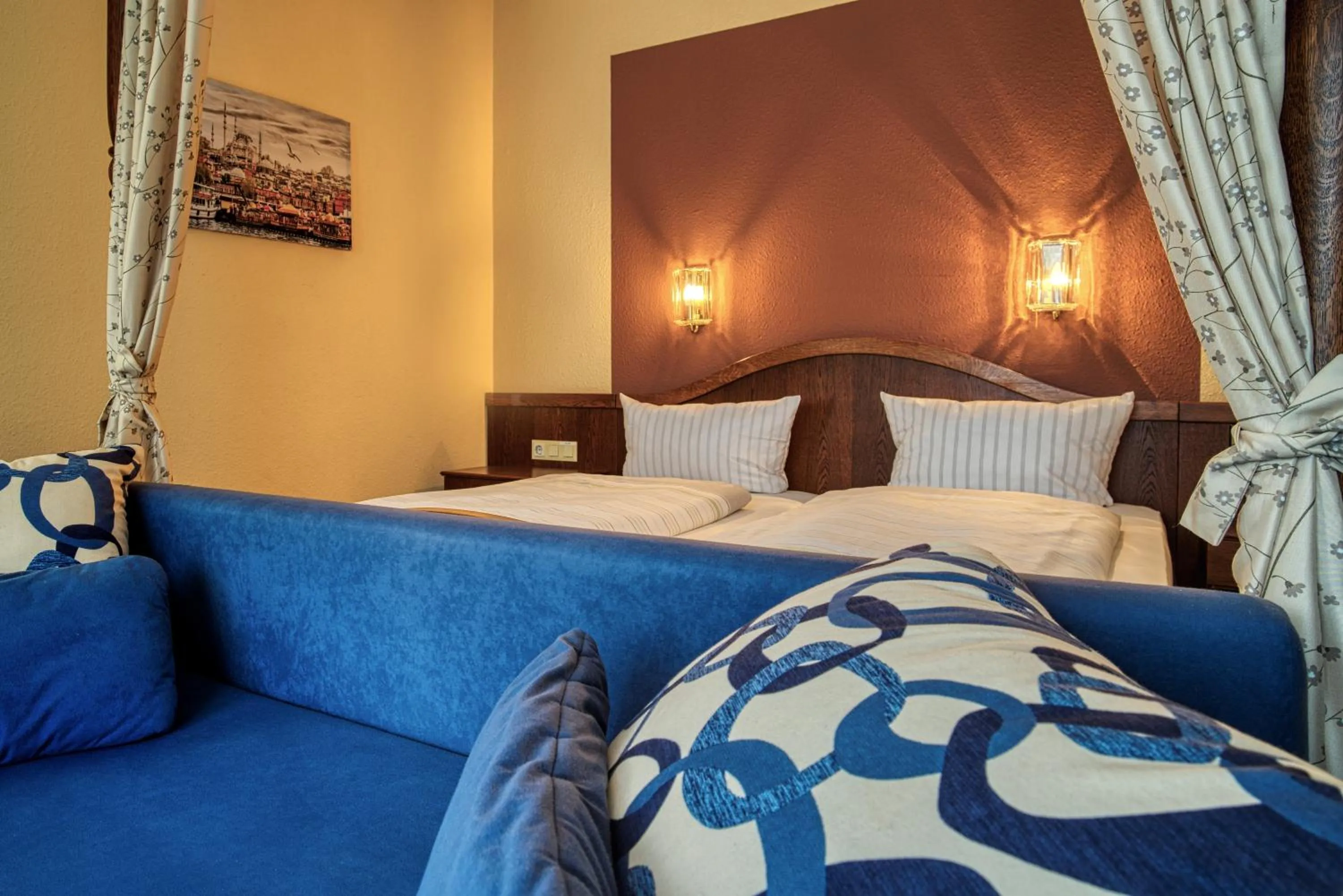 Photo of the whole room, Bed in Reichels Parkhotel