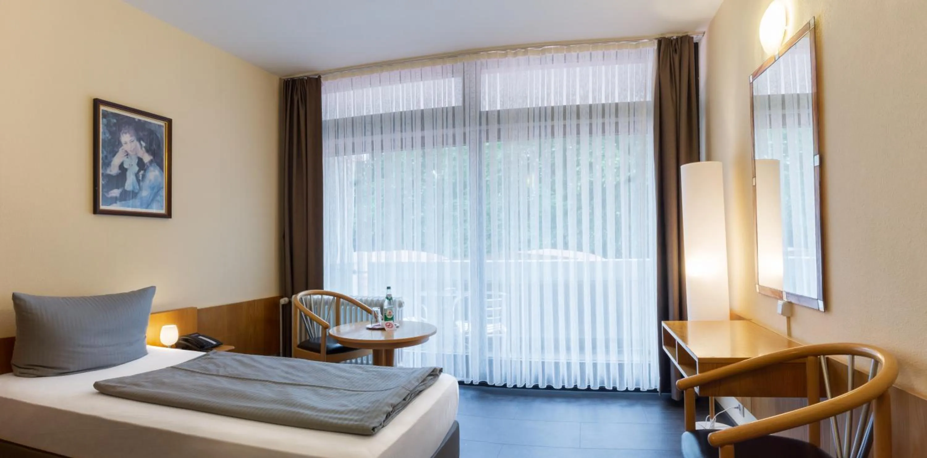 Photo of the whole room, Bed in Reichels Parkhotel