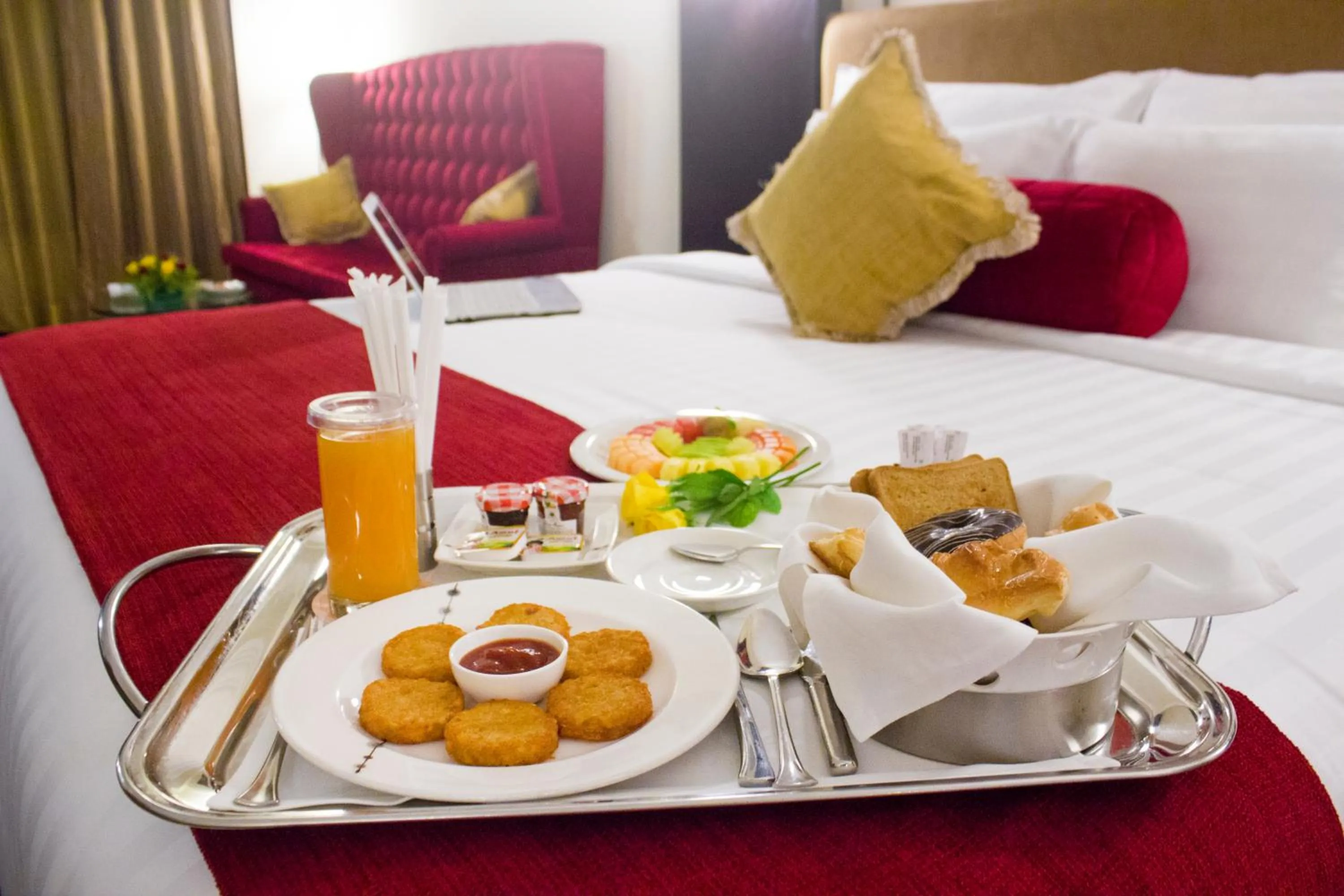 Breakfast, Bed in Sterlings Mac Hotel
