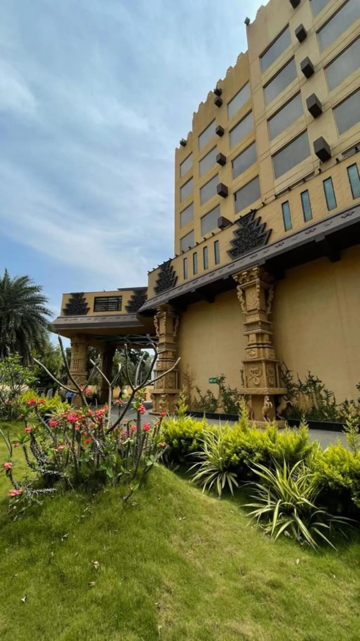 Property building in Sterlings Mac Hotel Property building in Sterlings Mac Hotel