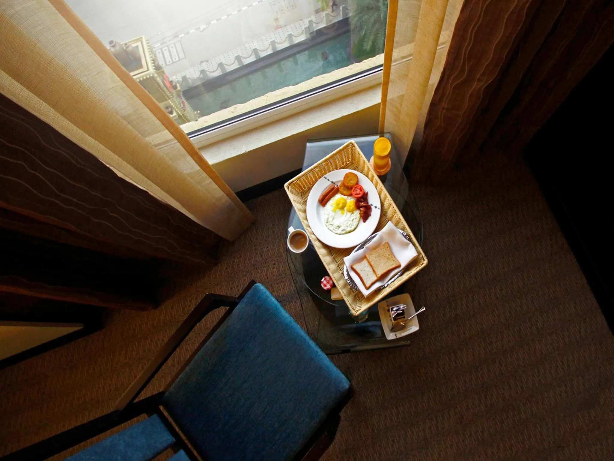 Food and drinks in Sterlings Mac Hotel