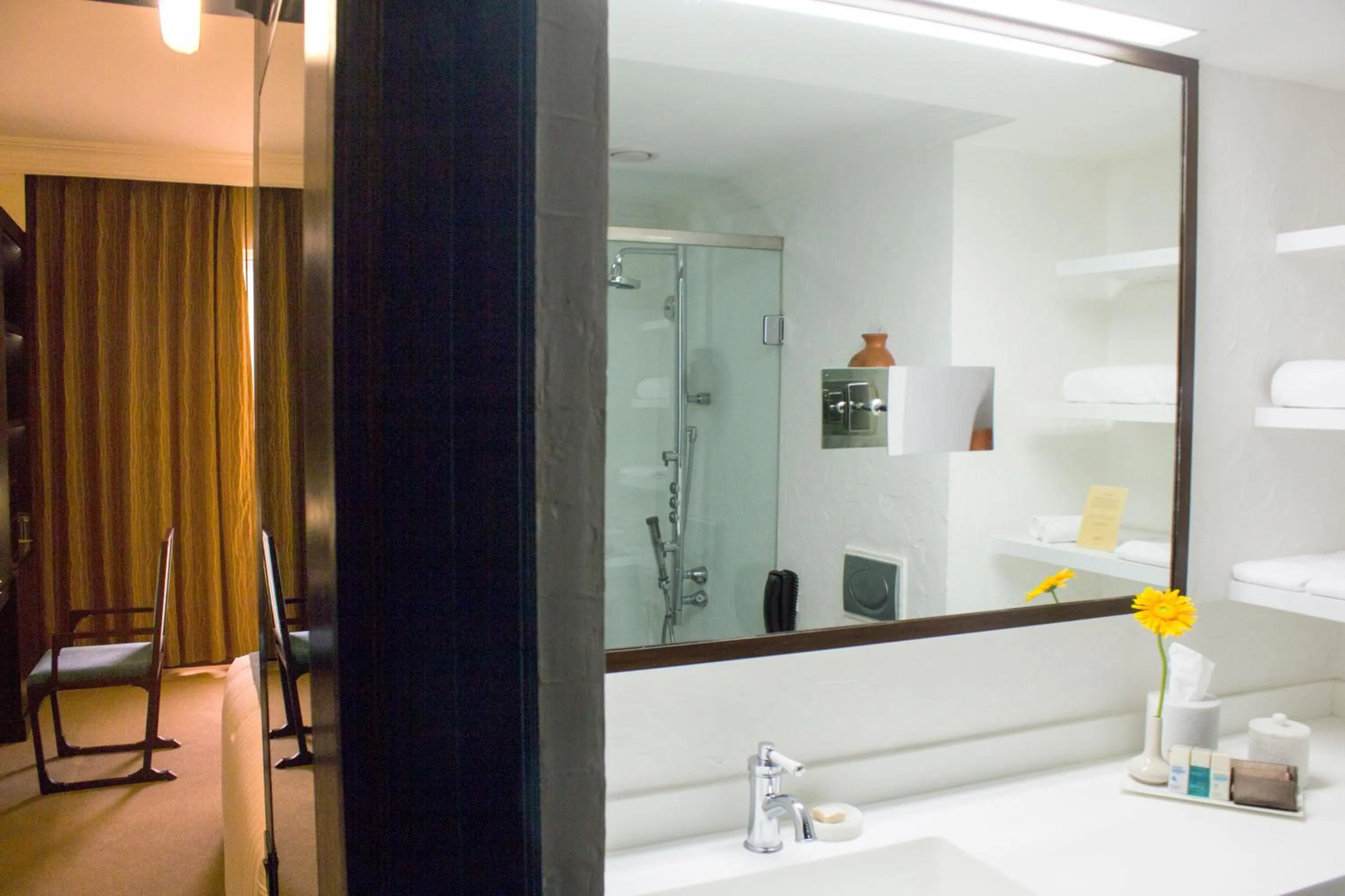 Bathroom in Sterlings Mac Hotel