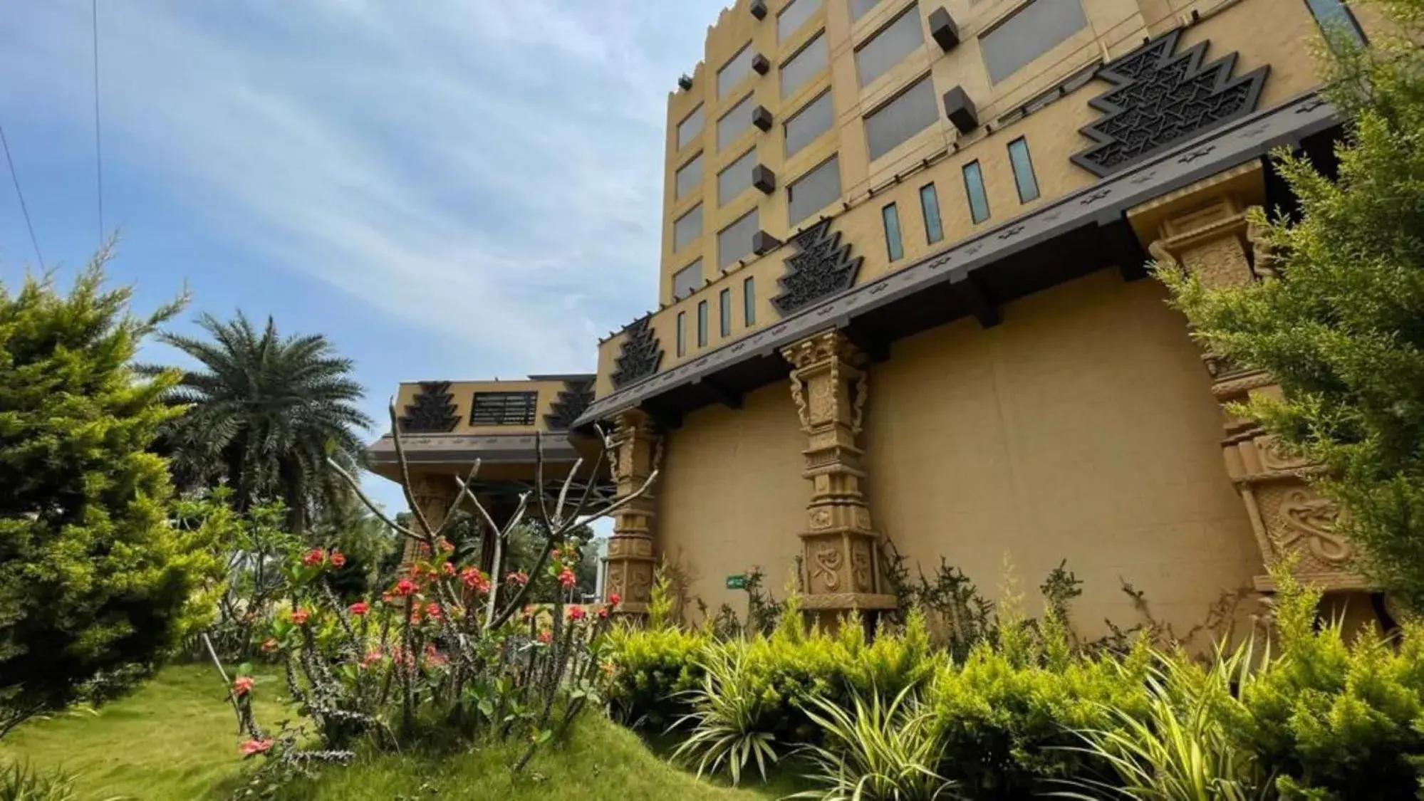 Property building in Sterlings Mac Hotel Property building in Sterlings Mac Hotel