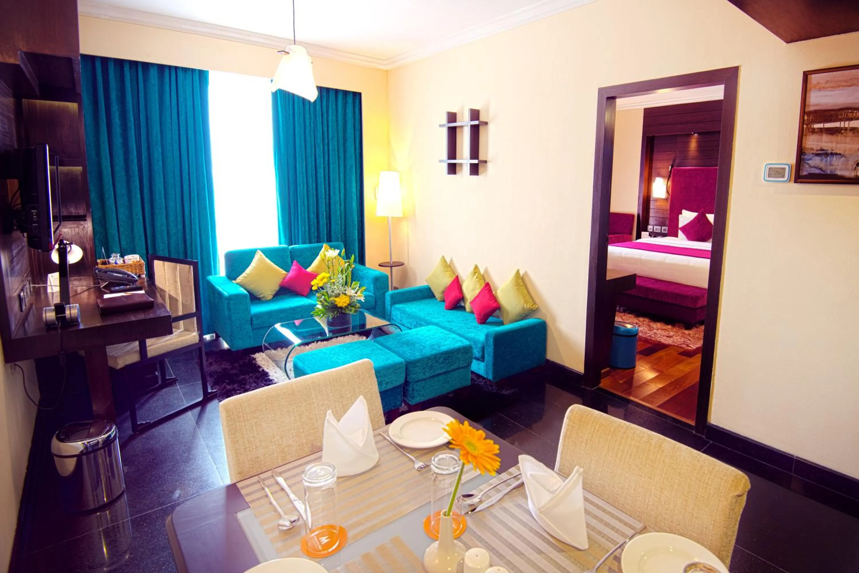 Living room, Bed in Sterlings Mac Hotel