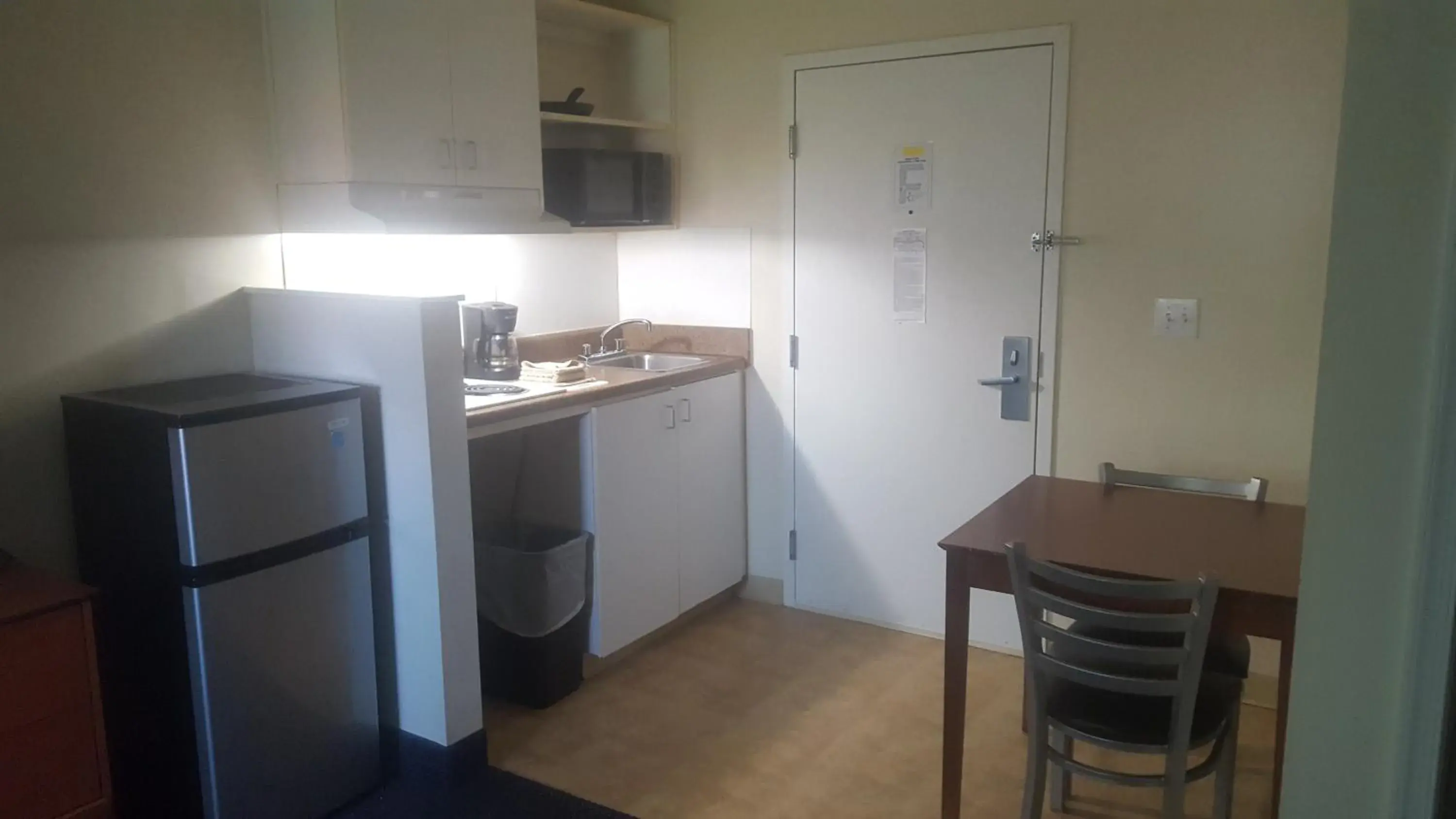 King Room - Smoking in Studio 6-Richmond, VA - I-64 West King Room - Smoking in Studio 6-Richmond, VA - I-64 West