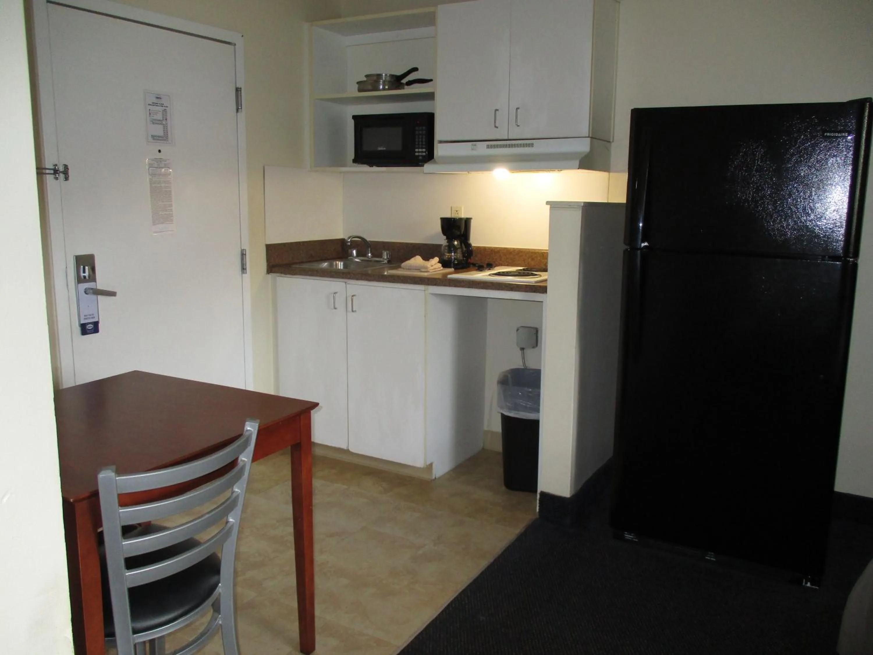 Kitchen or kitchenette in Studio 6-Richmond, VA - I-64 West
