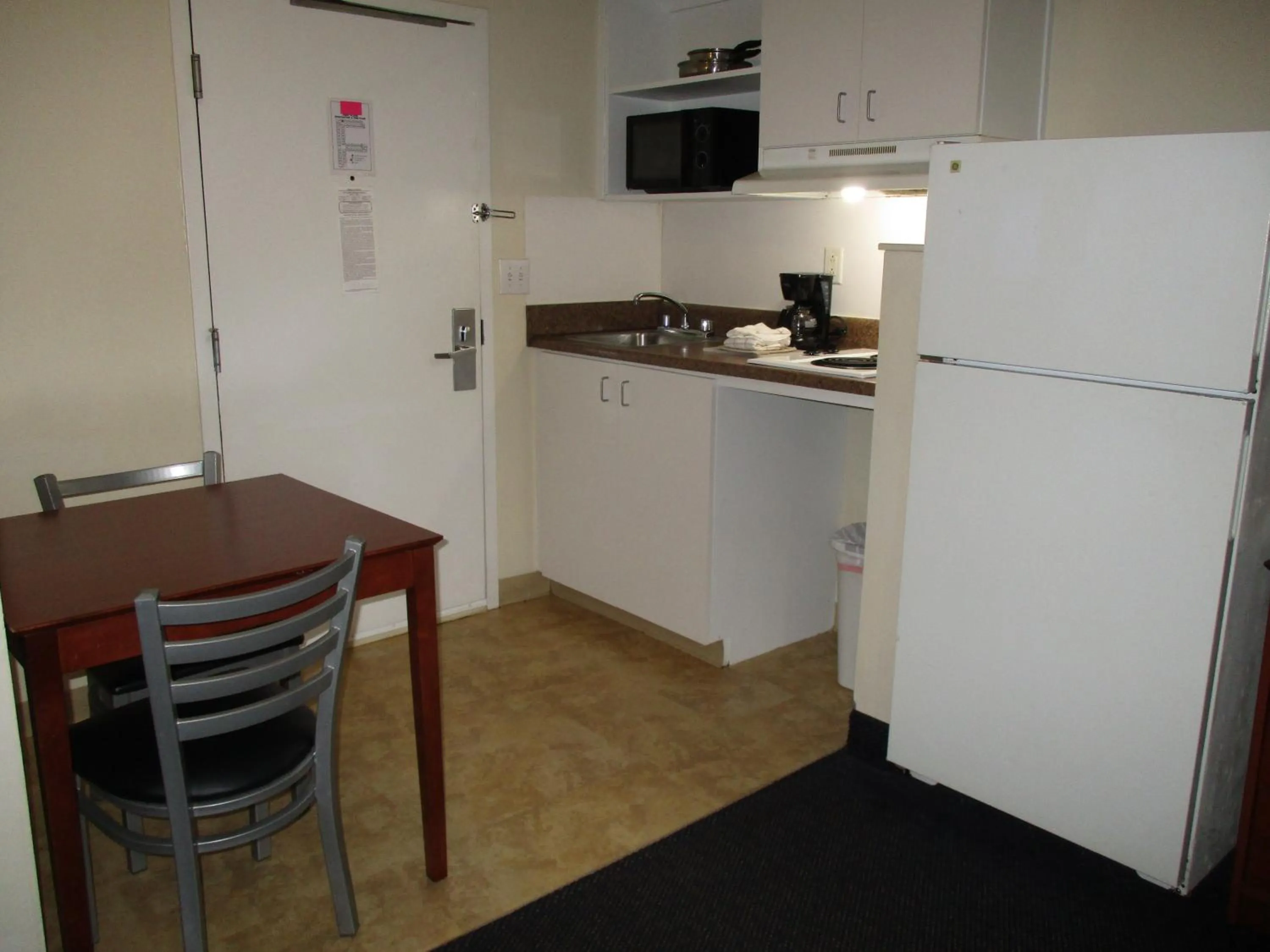 Kitchen or kitchenette in Studio 6-Richmond, VA - I-64 West