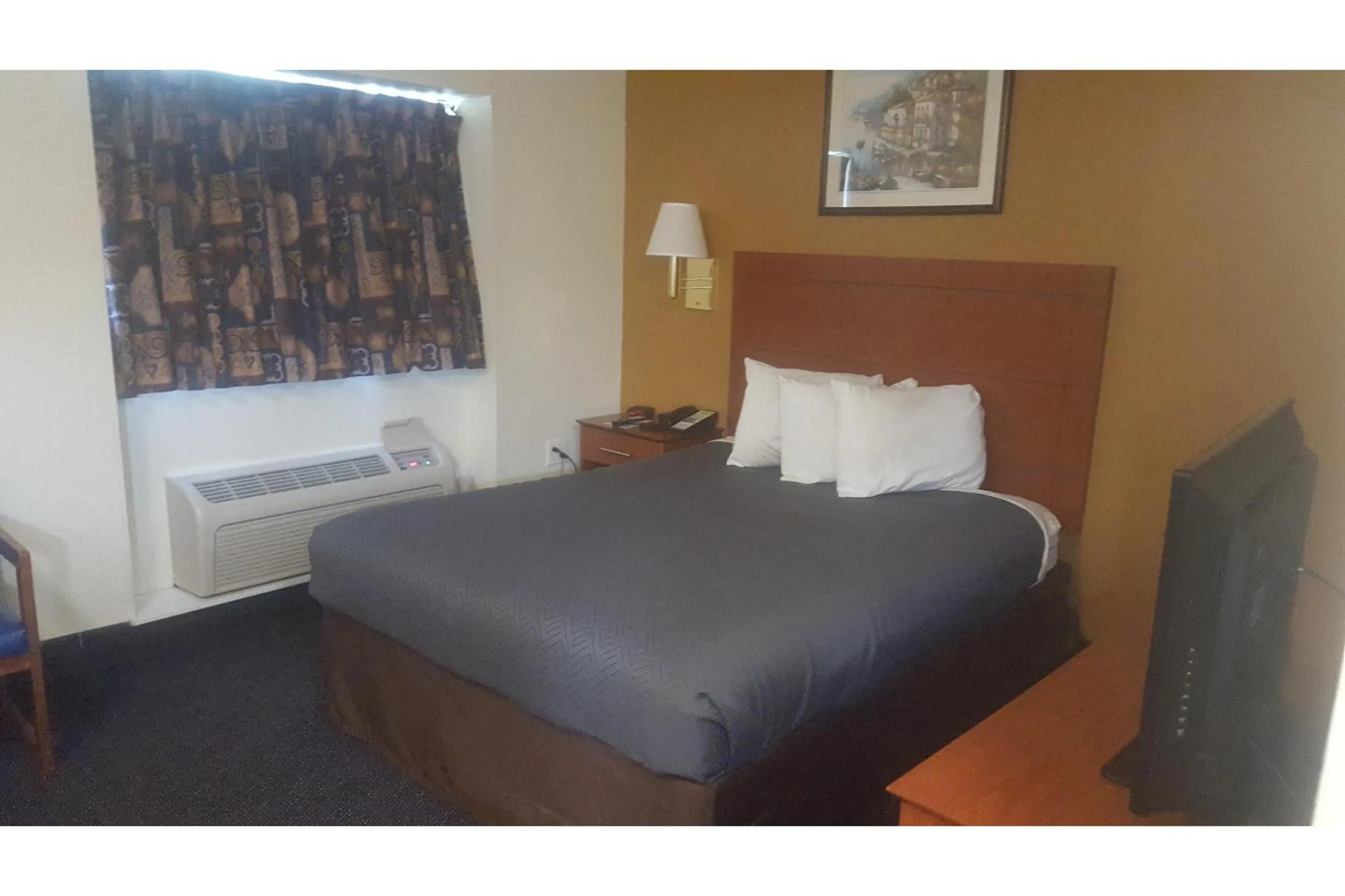 Bedroom, Bed in Studio 6-Richmond, VA - I-64 West