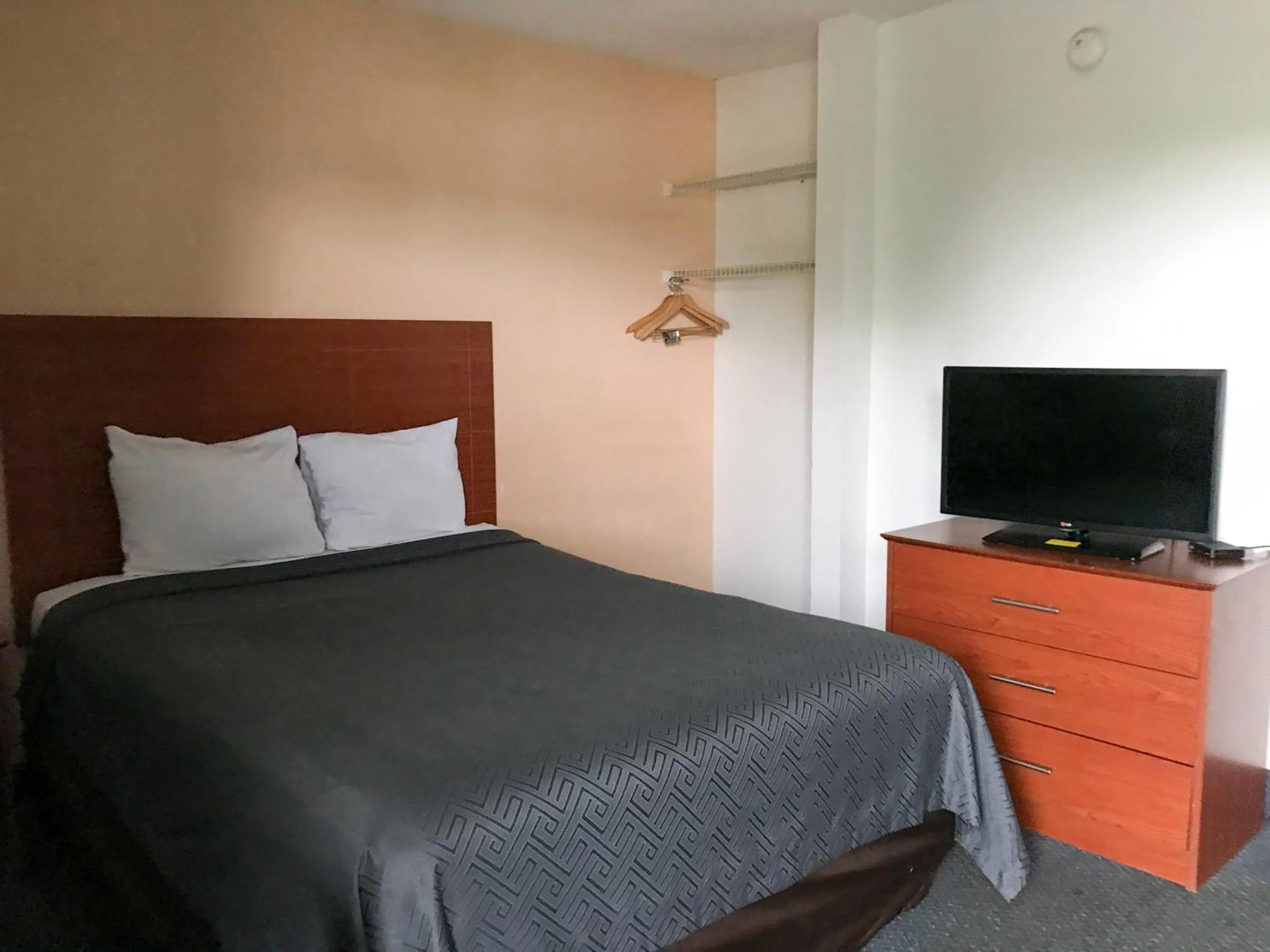 Bedroom, Bed in Studio 6-Fayetteville, NC - Fort Liberty Area