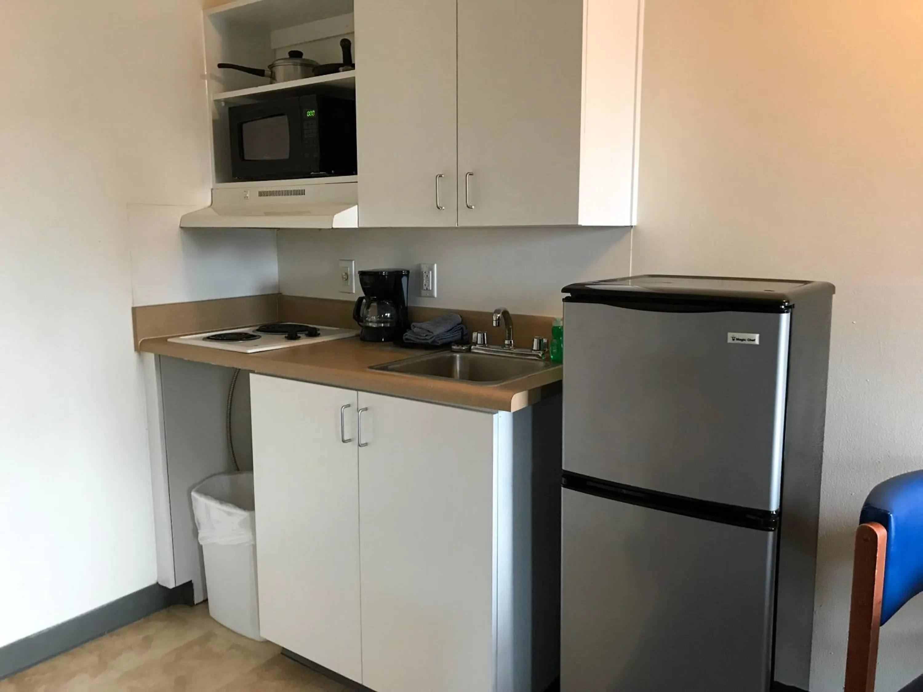 Kitchen or kitchenette in Studio 6-Fayetteville, NC - Fort Liberty Area