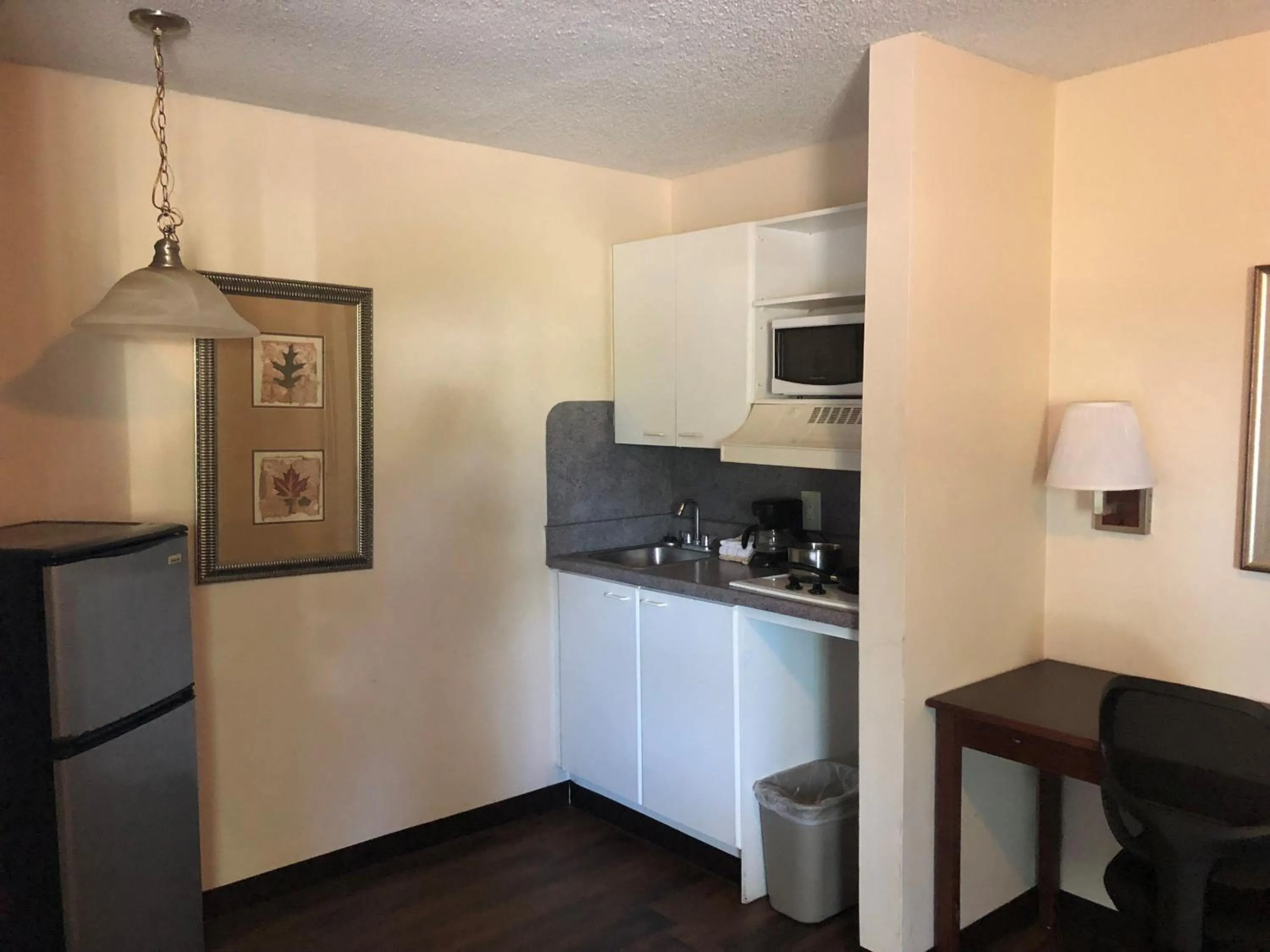Kitchen or kitchenette in Studio 6-Jacksonville, FL - South