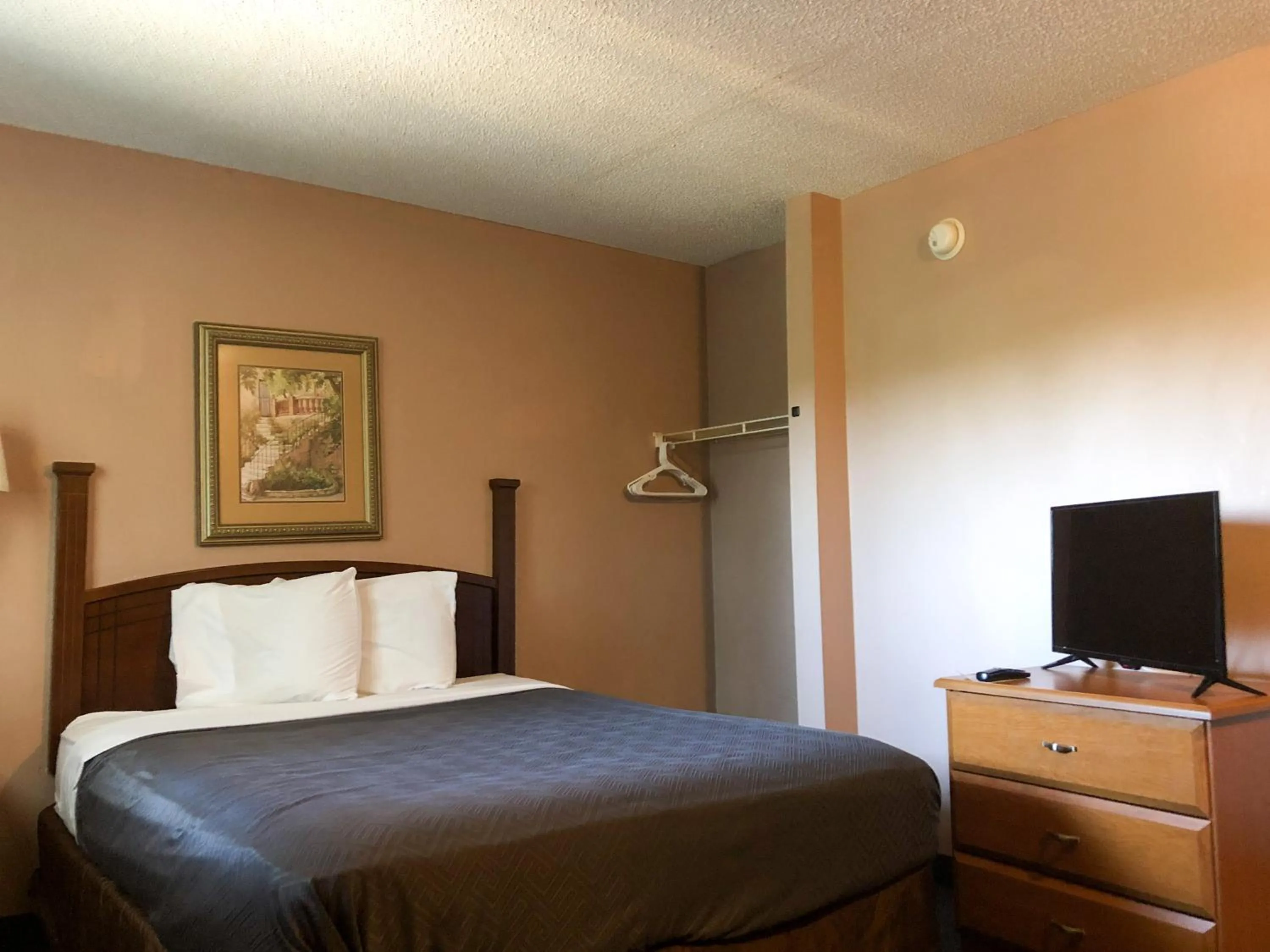 Bedroom, Bed in Studio 6-Jacksonville, FL - South