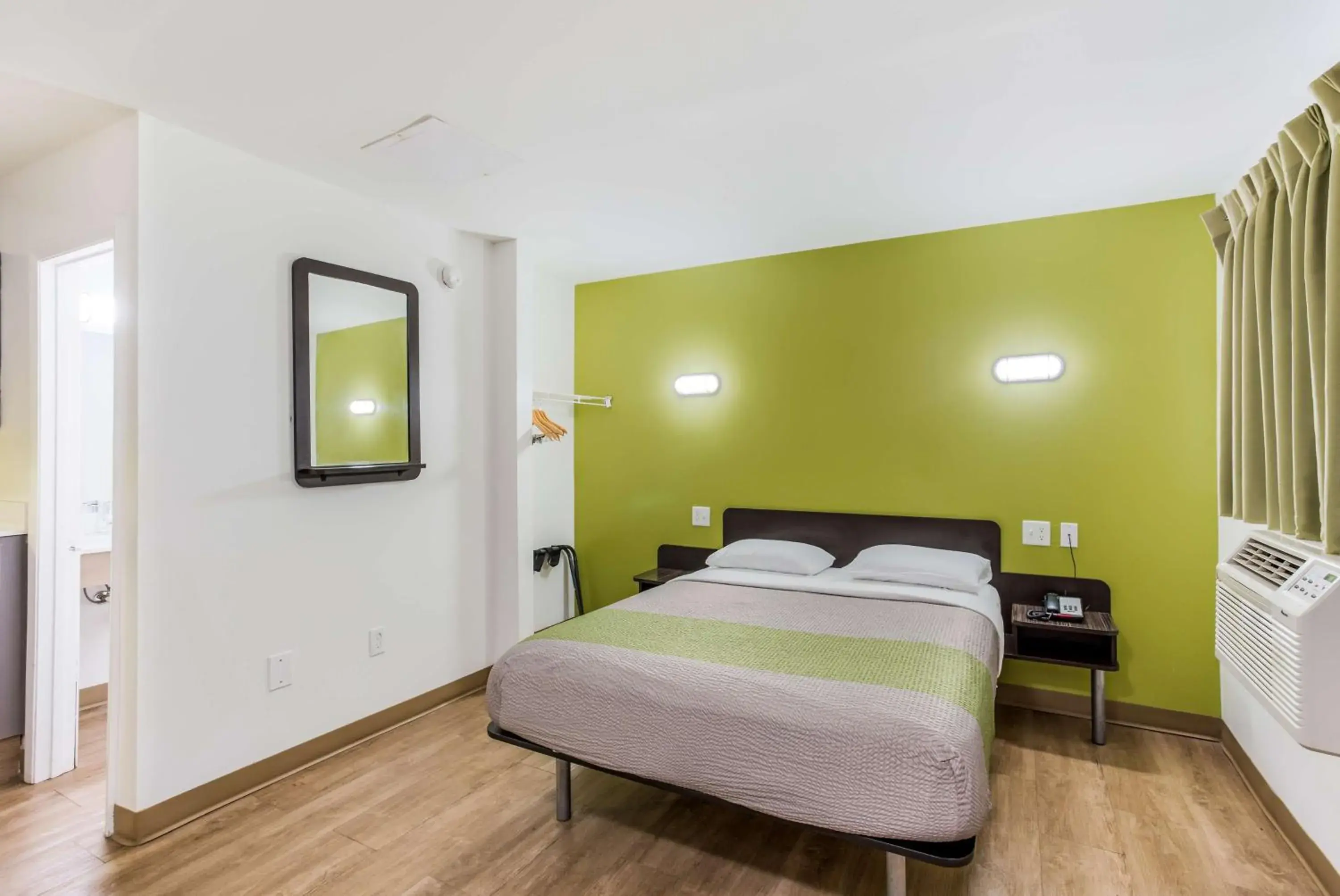 Photo of the whole room, Bed in Studio 6-Jacksonville, FL - South Photo of the whole room, Bed in Studio 6-Jacksonville, FL - South