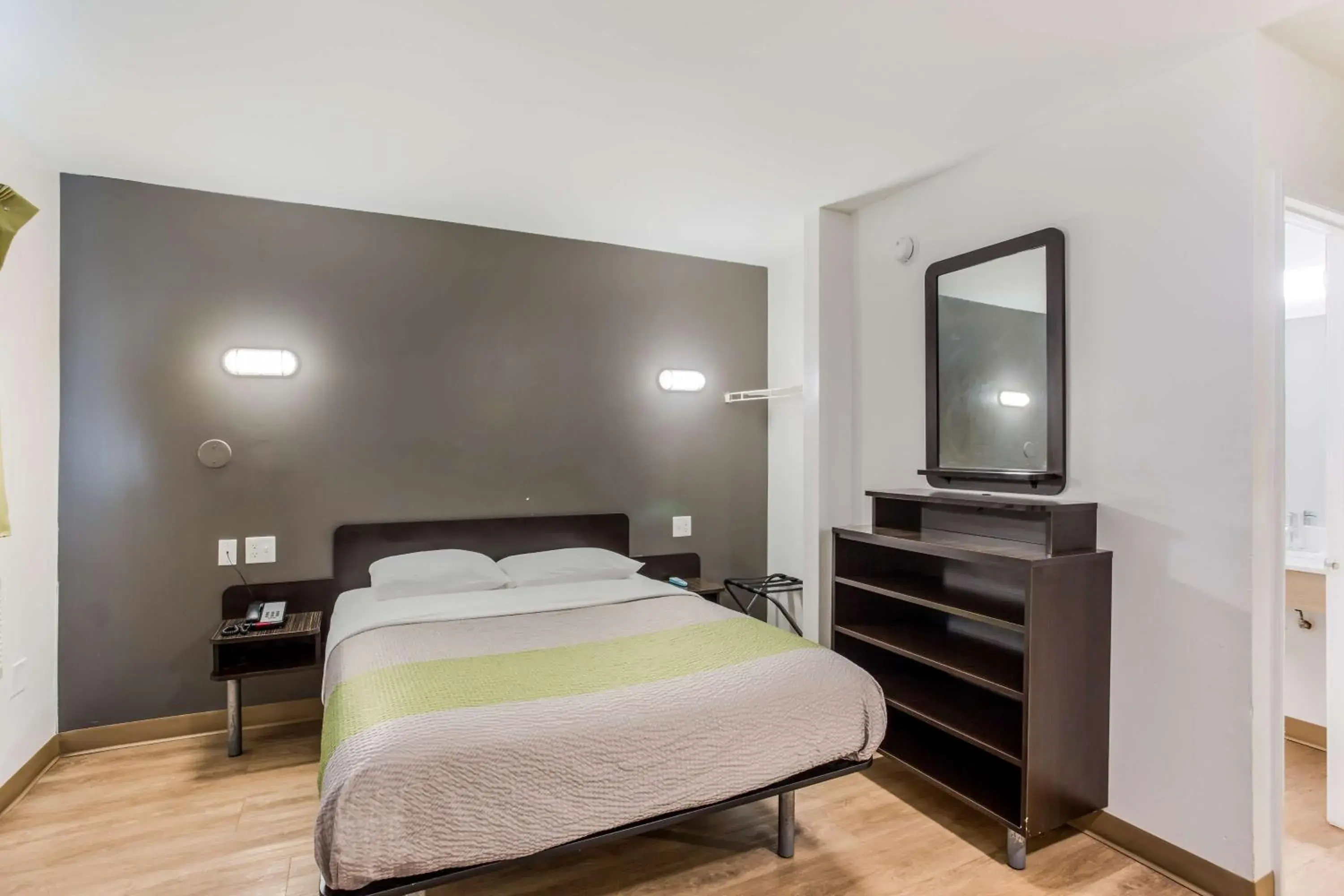 Photo of the whole room, Bed in Studio 6-Jacksonville, FL - South Photo of the whole room, Bed in Studio 6-Jacksonville, FL - South