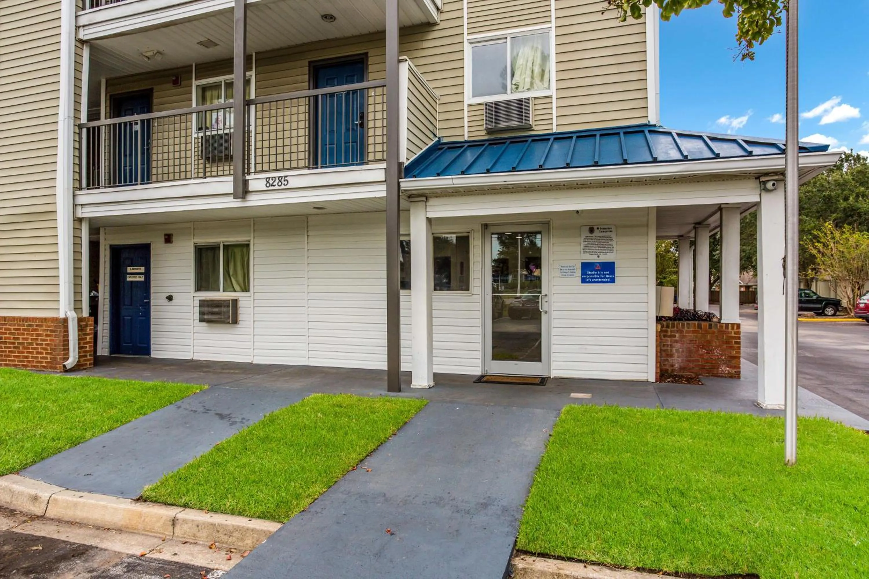 Property building in Studio 6-Jacksonville, FL - South