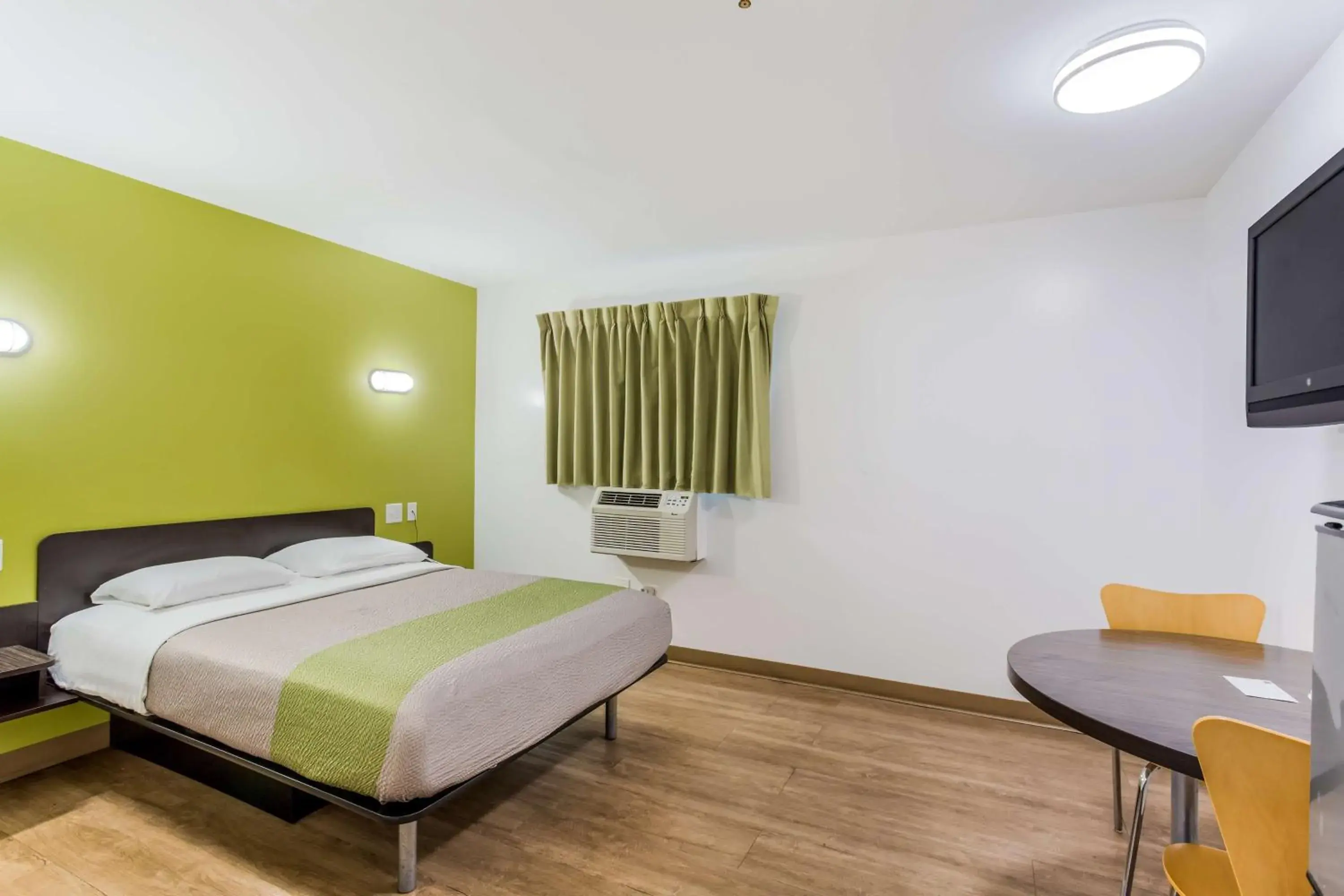 Photo of the whole room, Bed in Studio 6-Jacksonville, FL - South Photo of the whole room, Bed in Studio 6-Jacksonville, FL - South