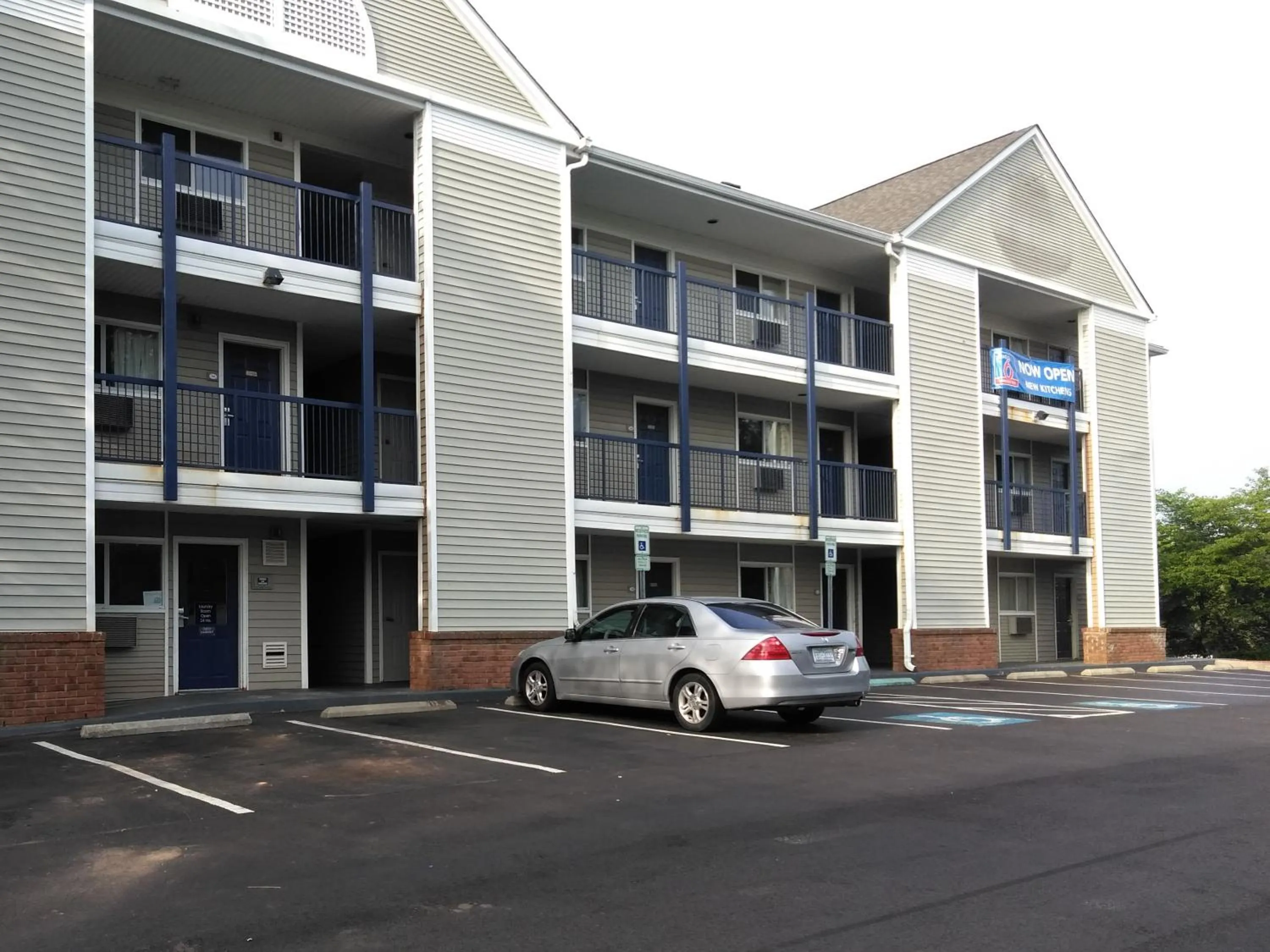 Facade/entrance in Studio 6 Greensboro NC I40