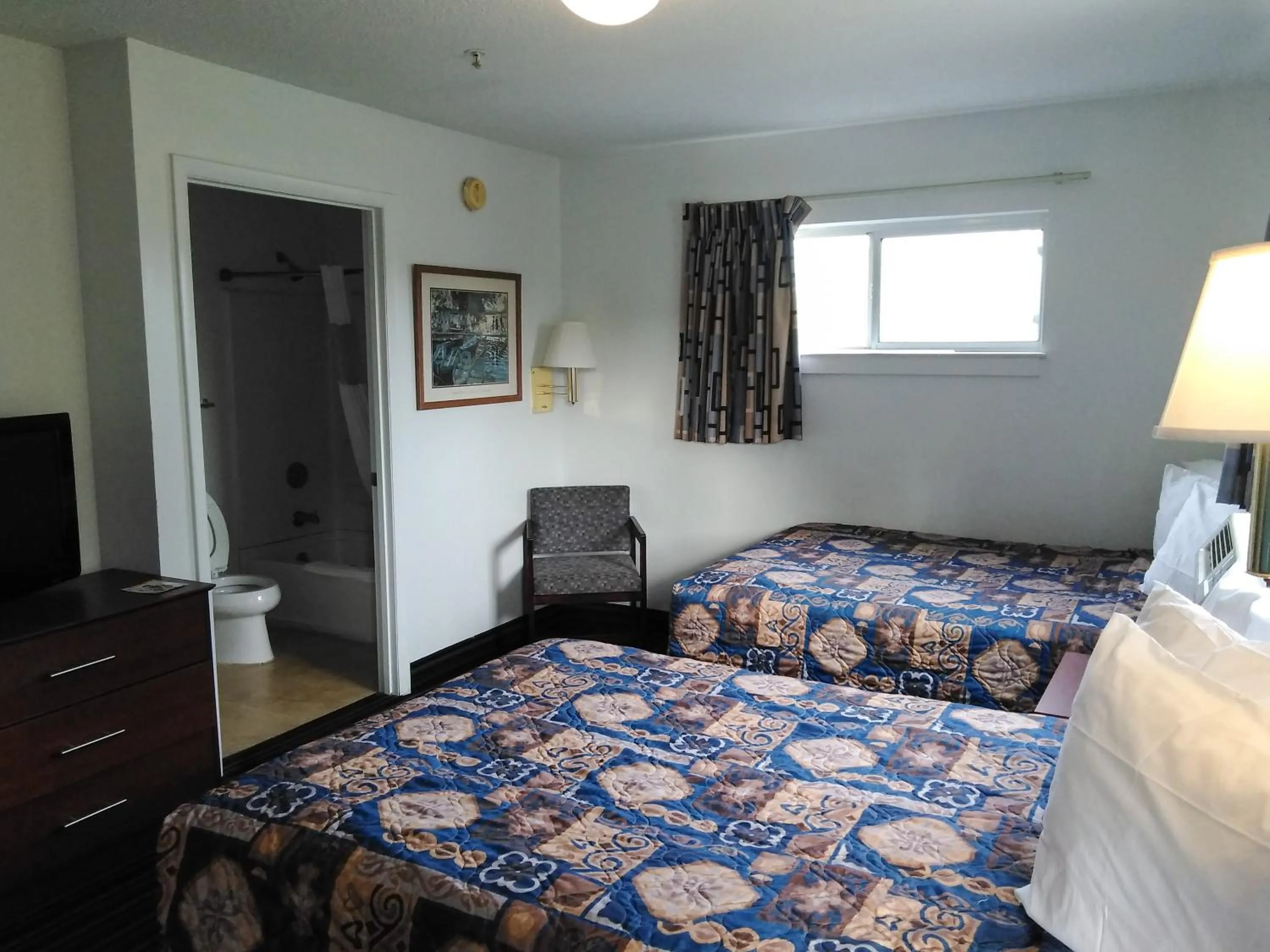 Bedroom, Bed in Studio 6 Greensboro NC I40