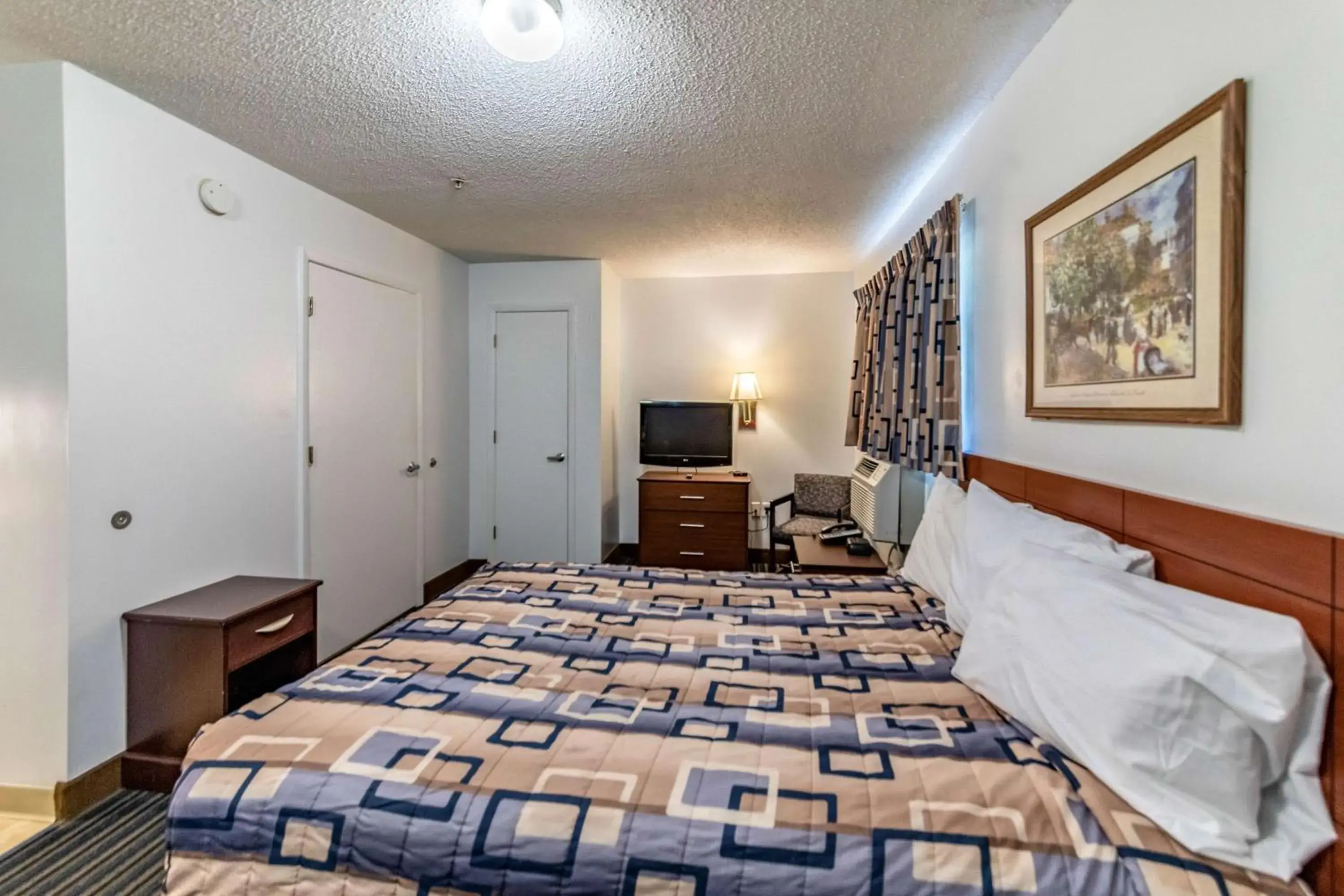 Deluxe Queen Room - Non-Smoking in Studio 6 Extended Stay - Greensboro, NC - I-40 Deluxe Queen Room - Non-Smoking in Studio 6 Extended Stay - Greensboro, NC - I-40