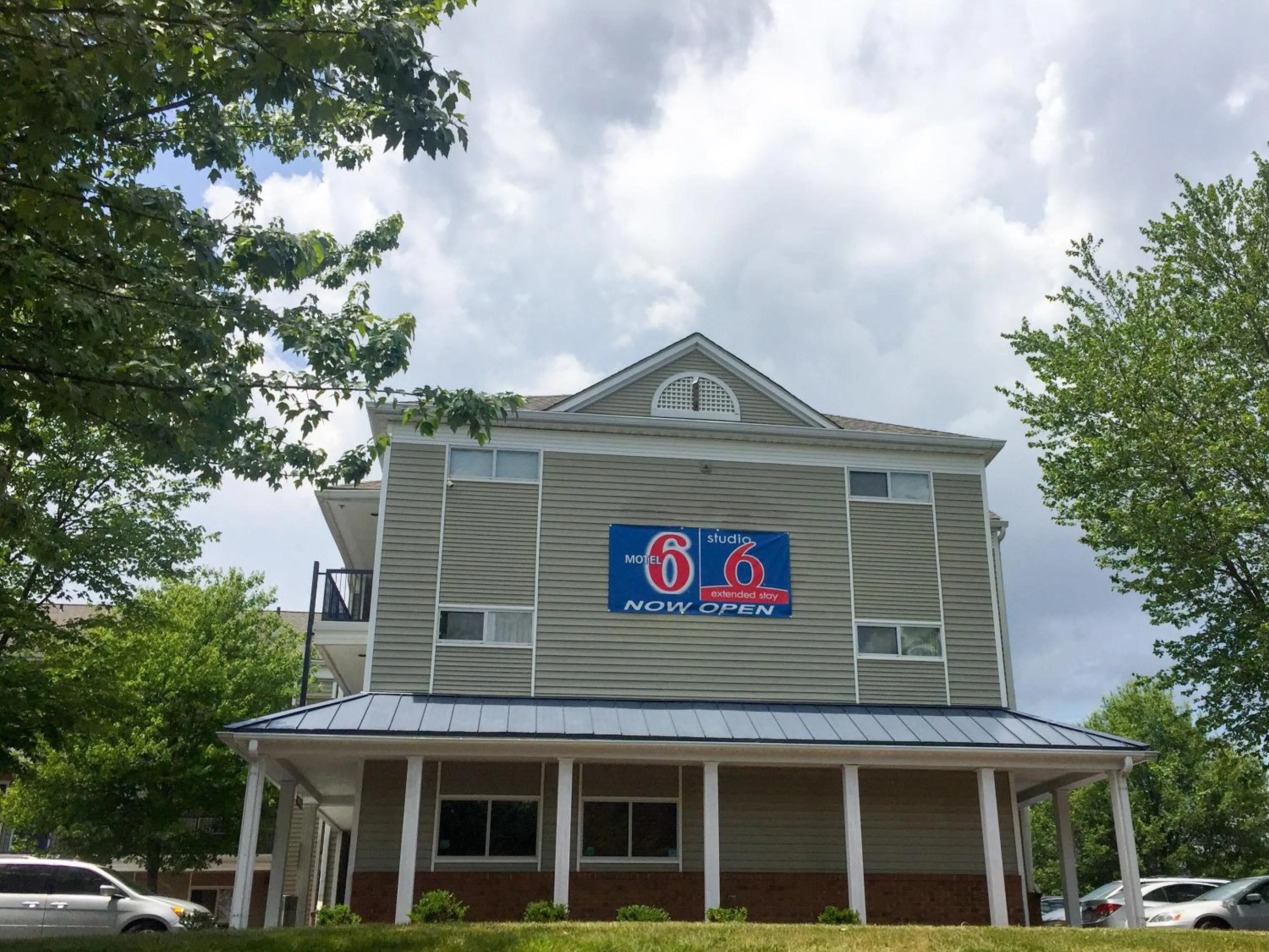 Facade/entrance in Studio 6 Greensboro NC I40