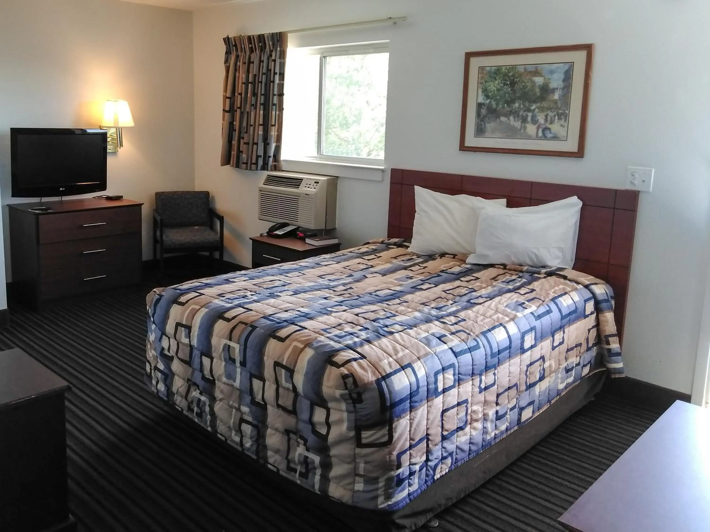 Bedroom, Bed in Studio 6 Greensboro NC I40