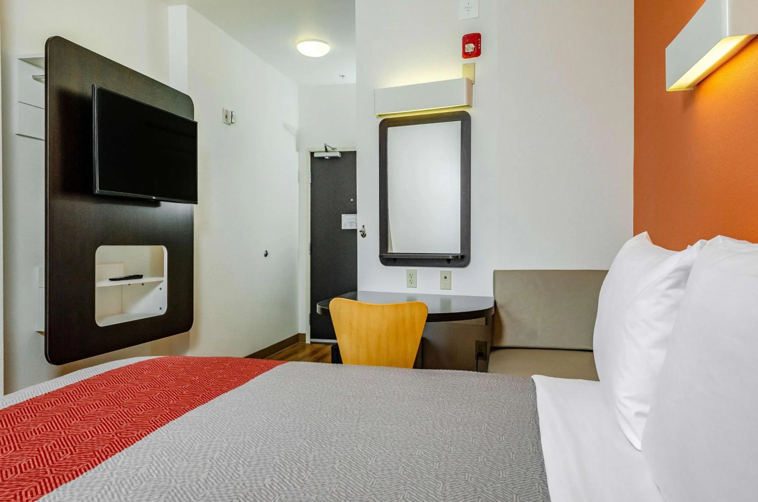 Photo of the whole room, Bed in Motel 6-Livingston, CA - Merced County