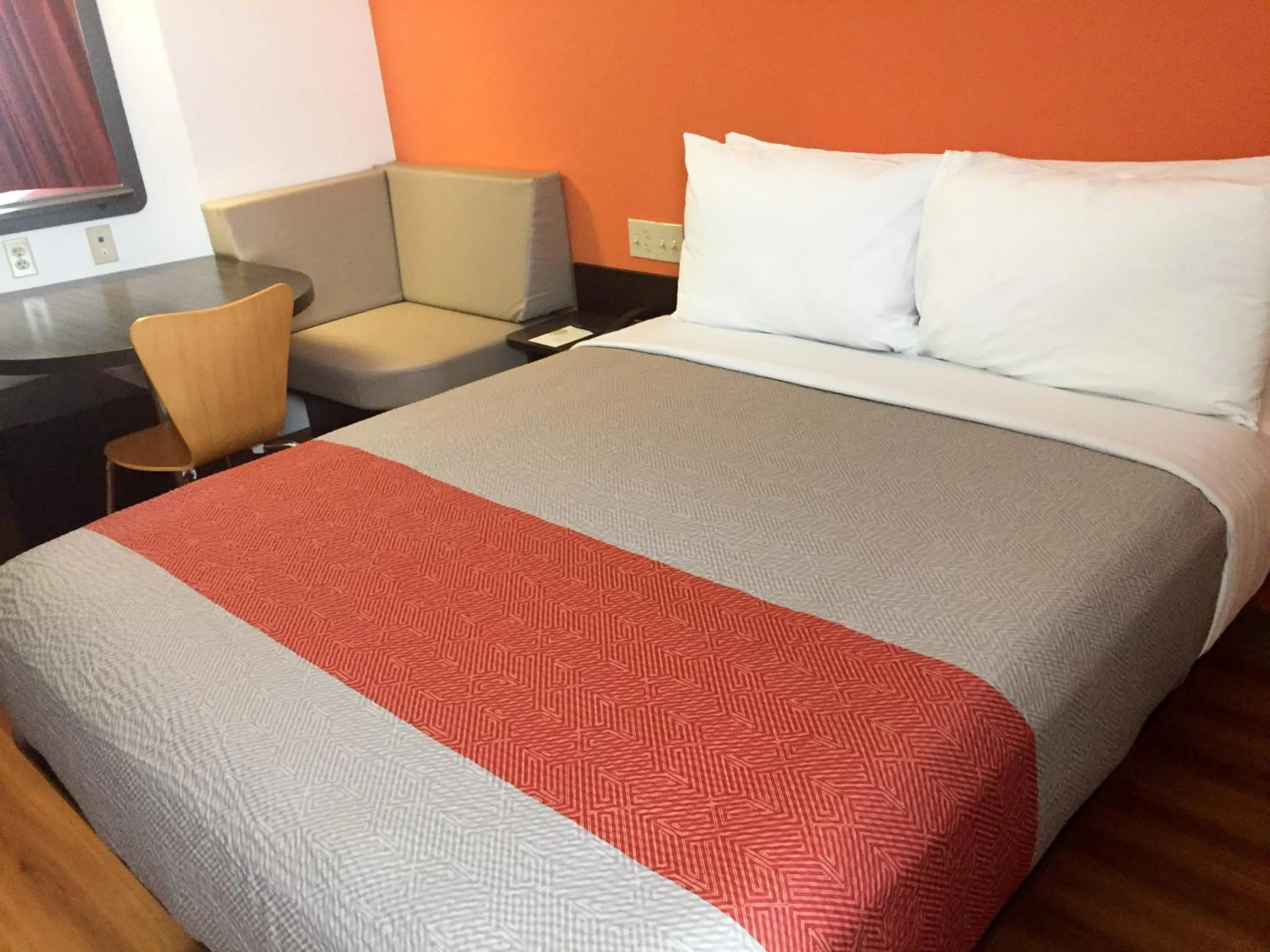 Bedroom, Bed in Motel 6-Livingston, CA - Merced County