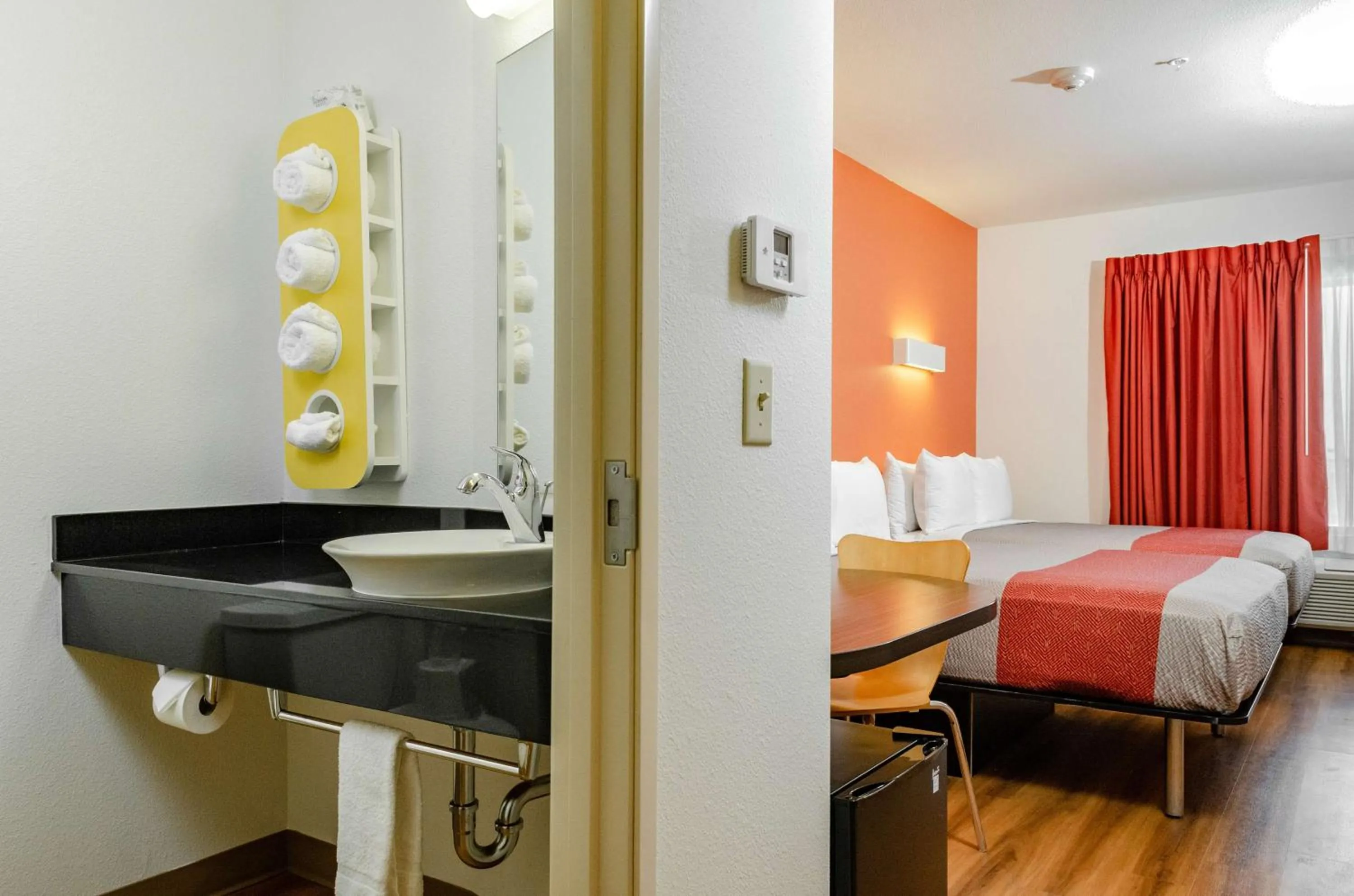 Bathroom, Bed in Motel 6-Livingston, CA - Merced County