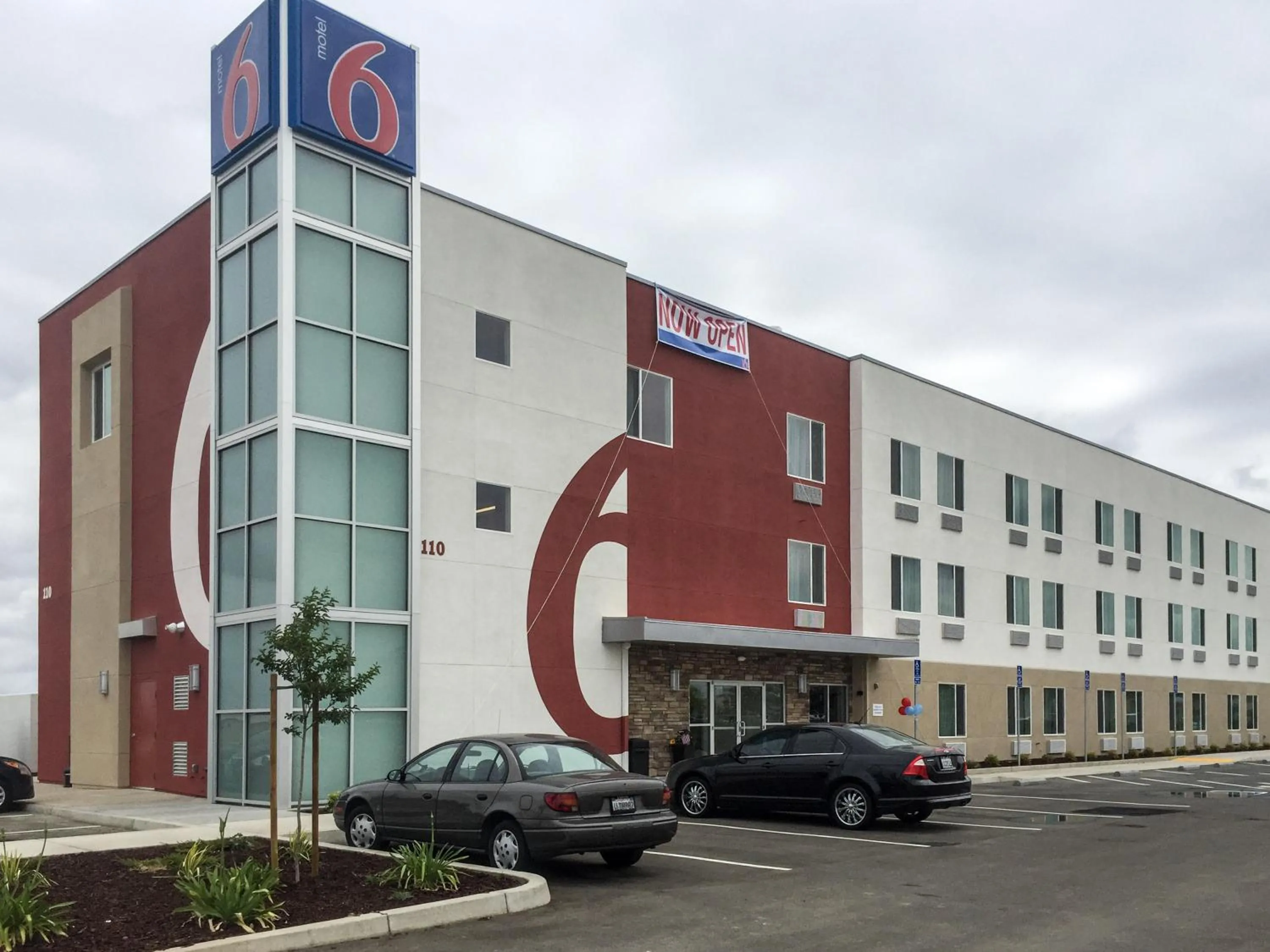 Facade/entrance in Motel 6-Livingston, CA - Merced County