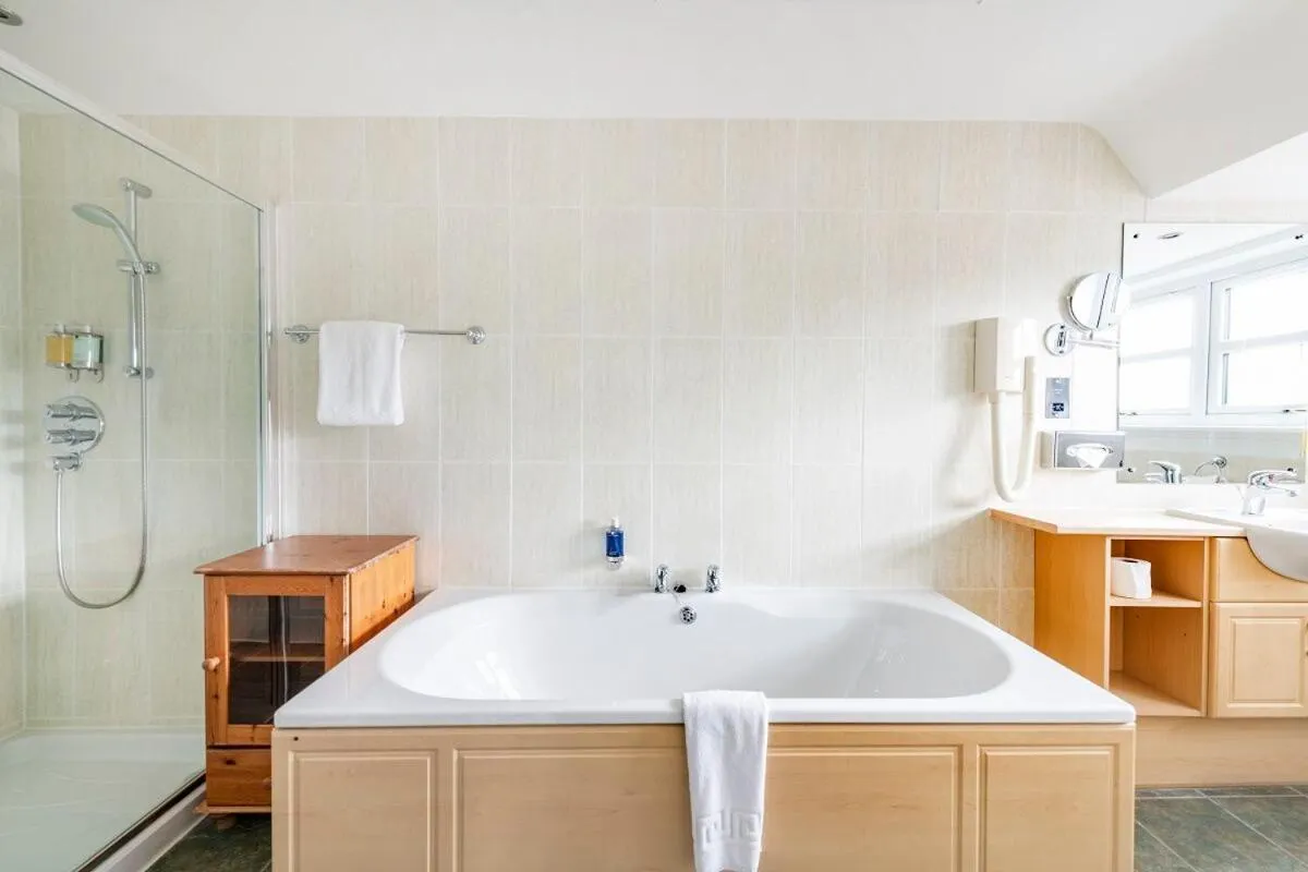 Bathroom in The Lovat, Loch Ness