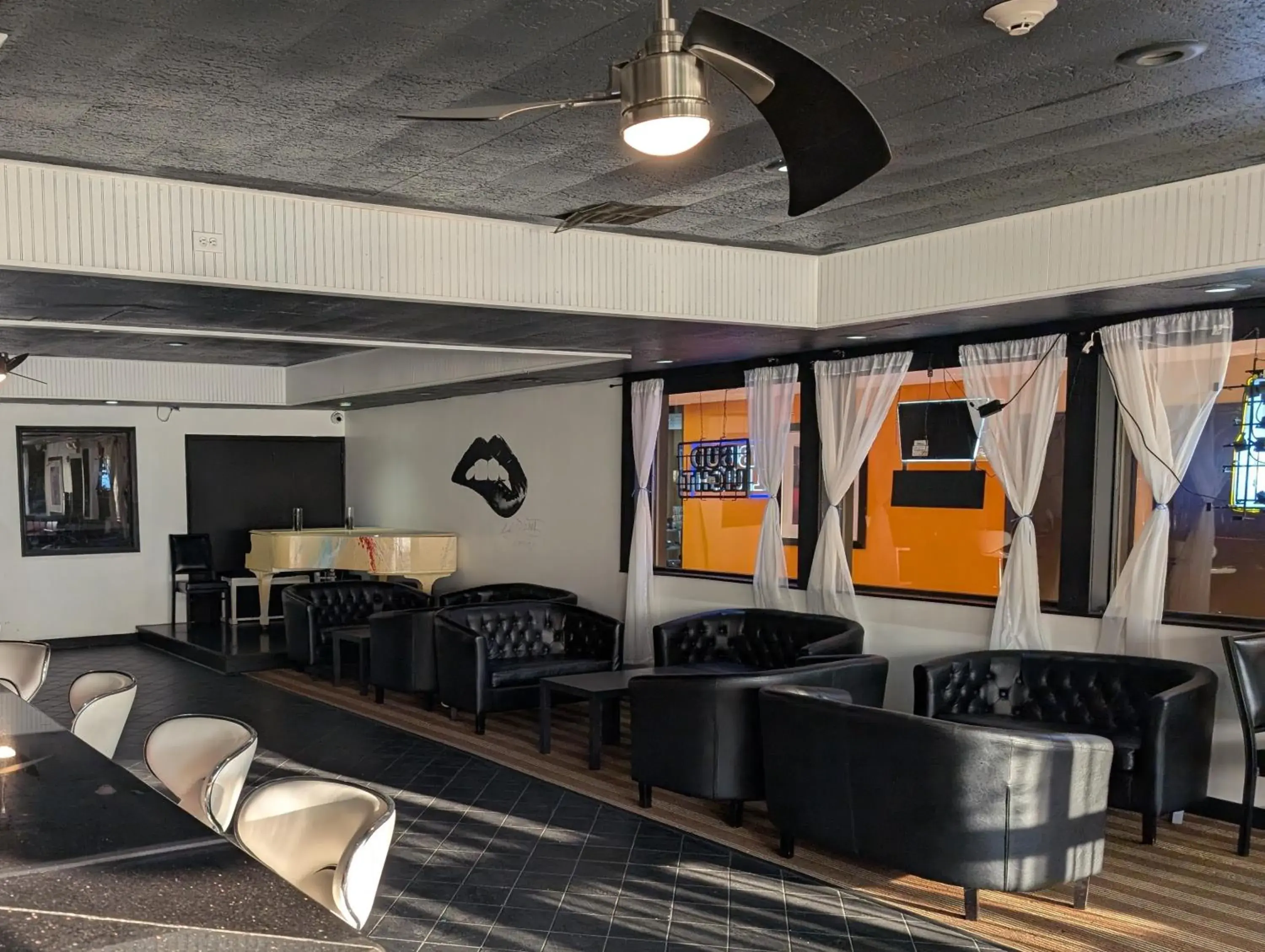 Lounge or bar in Fairmount Inn & Suites - Stroudsburg, Poconos Lounge or bar in Fairmount Inn & Suites - Stroudsburg, Poconos