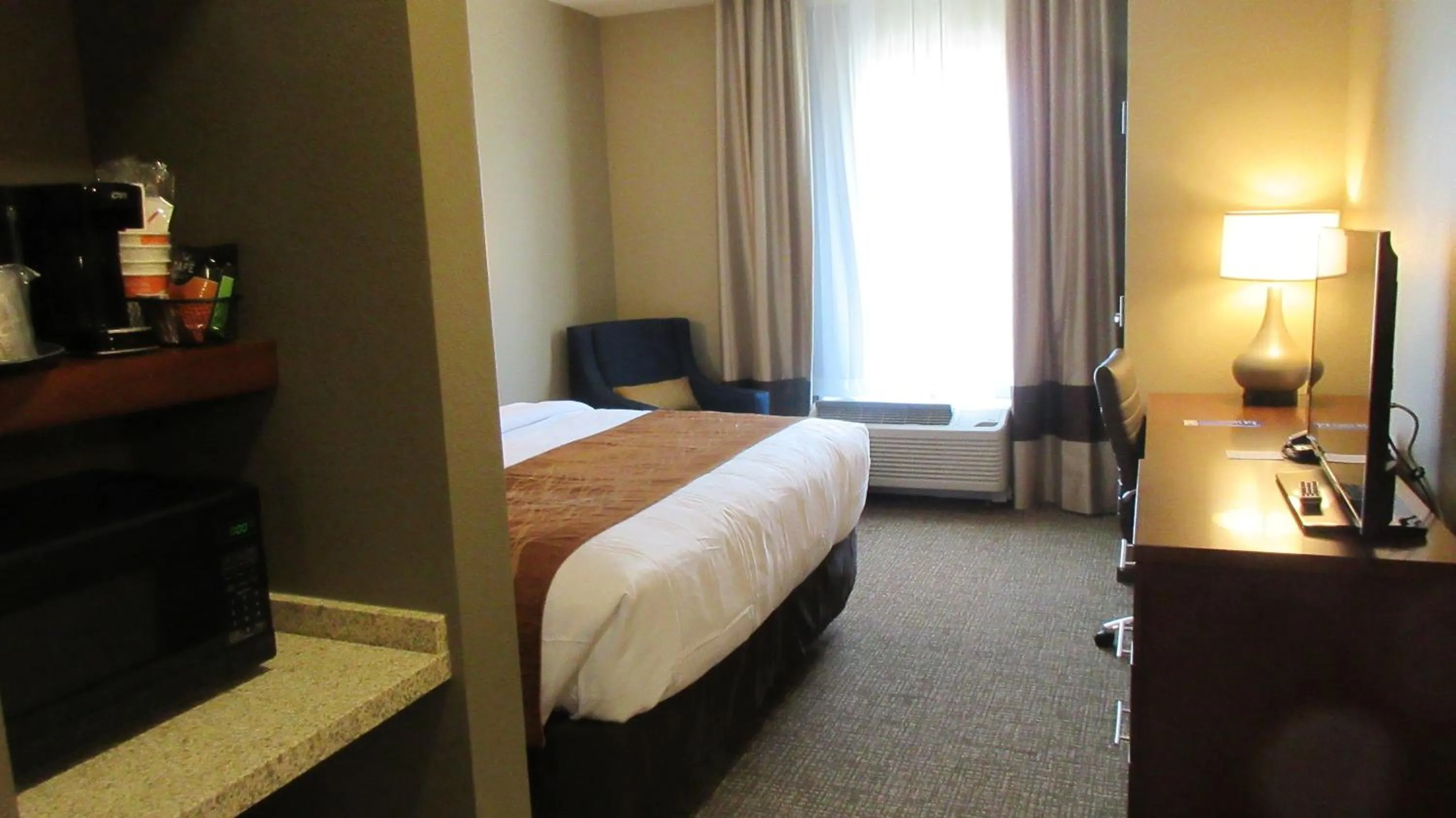 Photo of the whole room, Bed in Comfort Inn & Suites Boise Airport