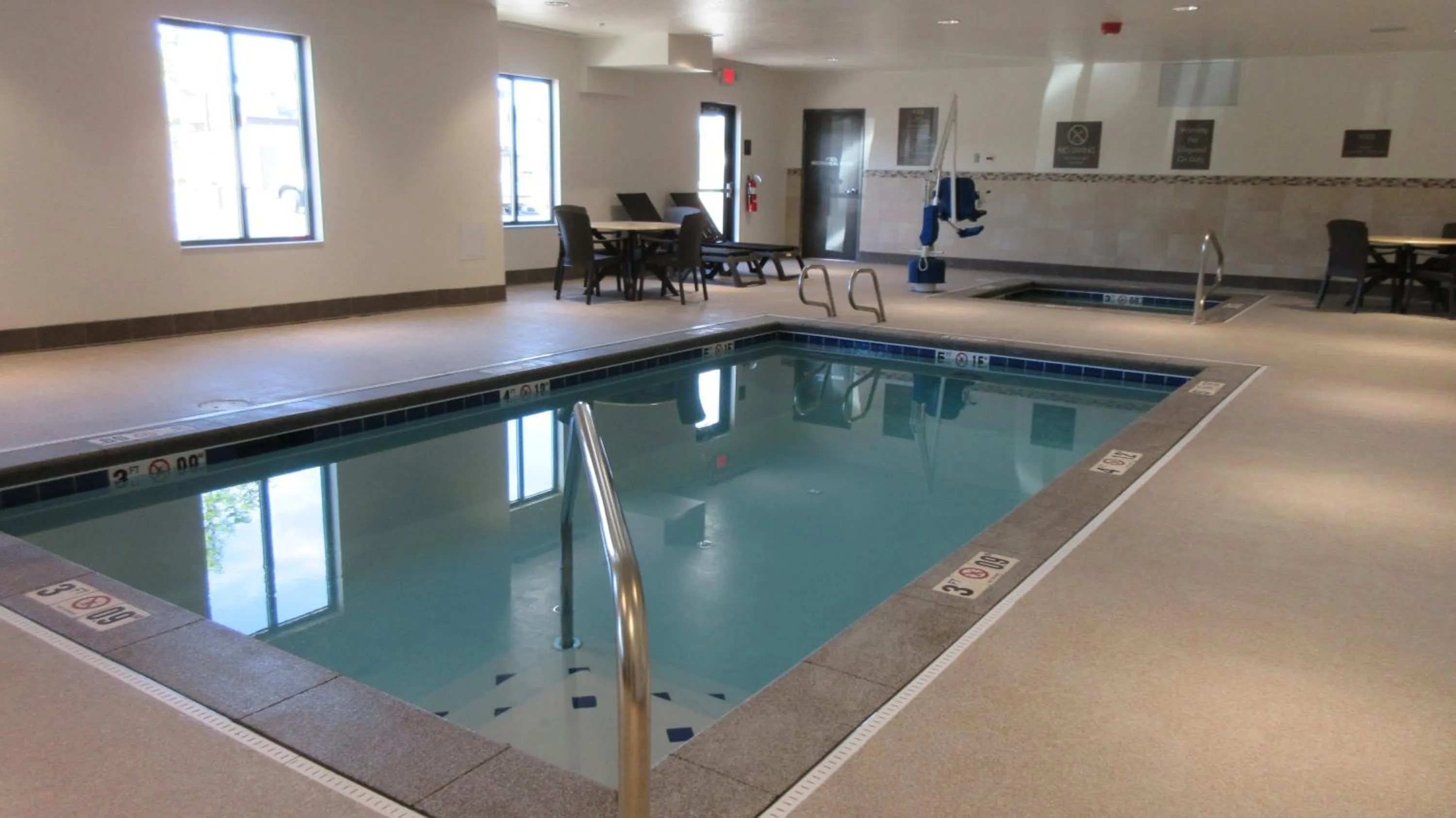 Swimming pool in Comfort Inn & Suites Boise Airport