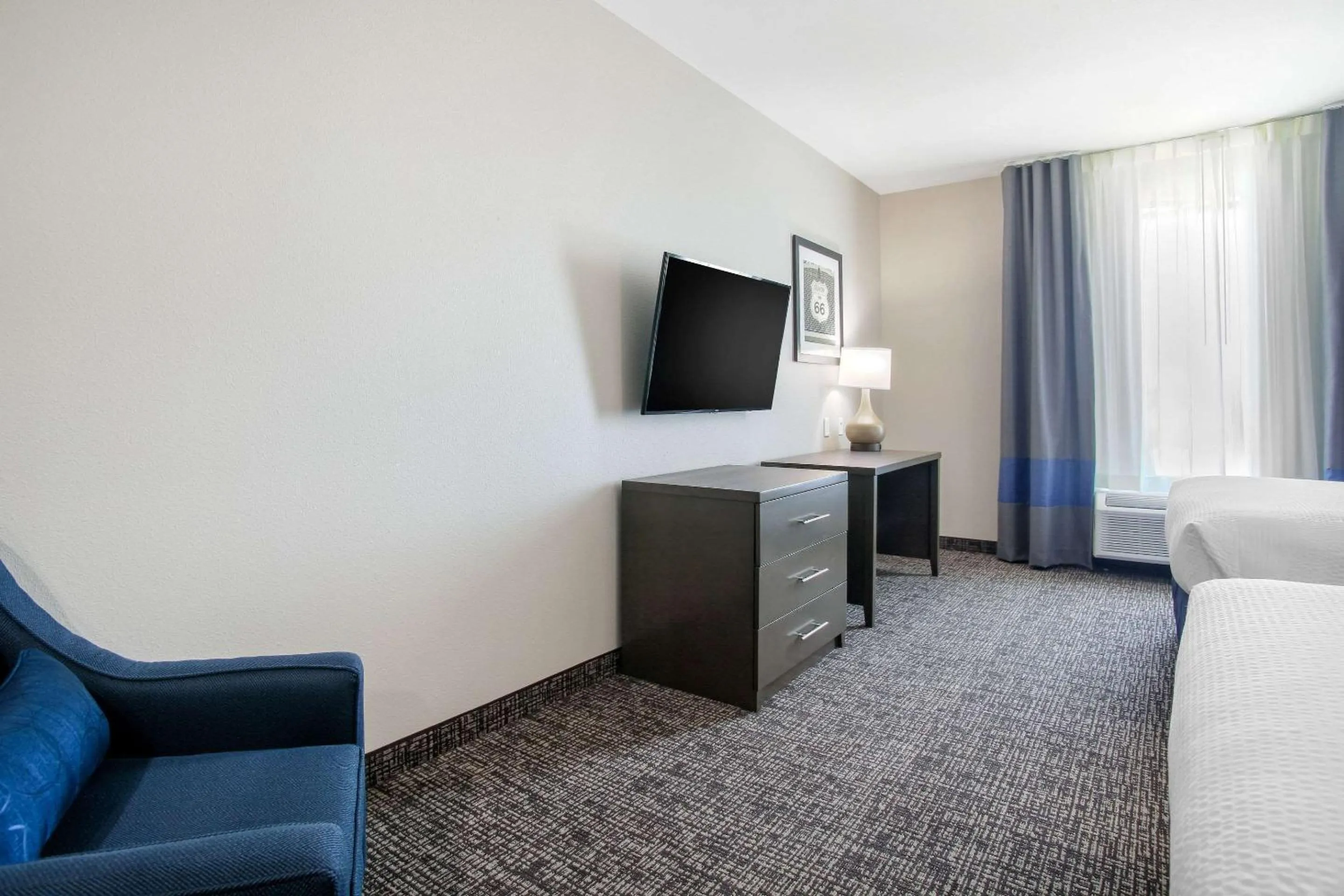 Photo of the whole room, Bed in Holiday Inn Express & Suites Tulsa East - Catoosa by IHG
