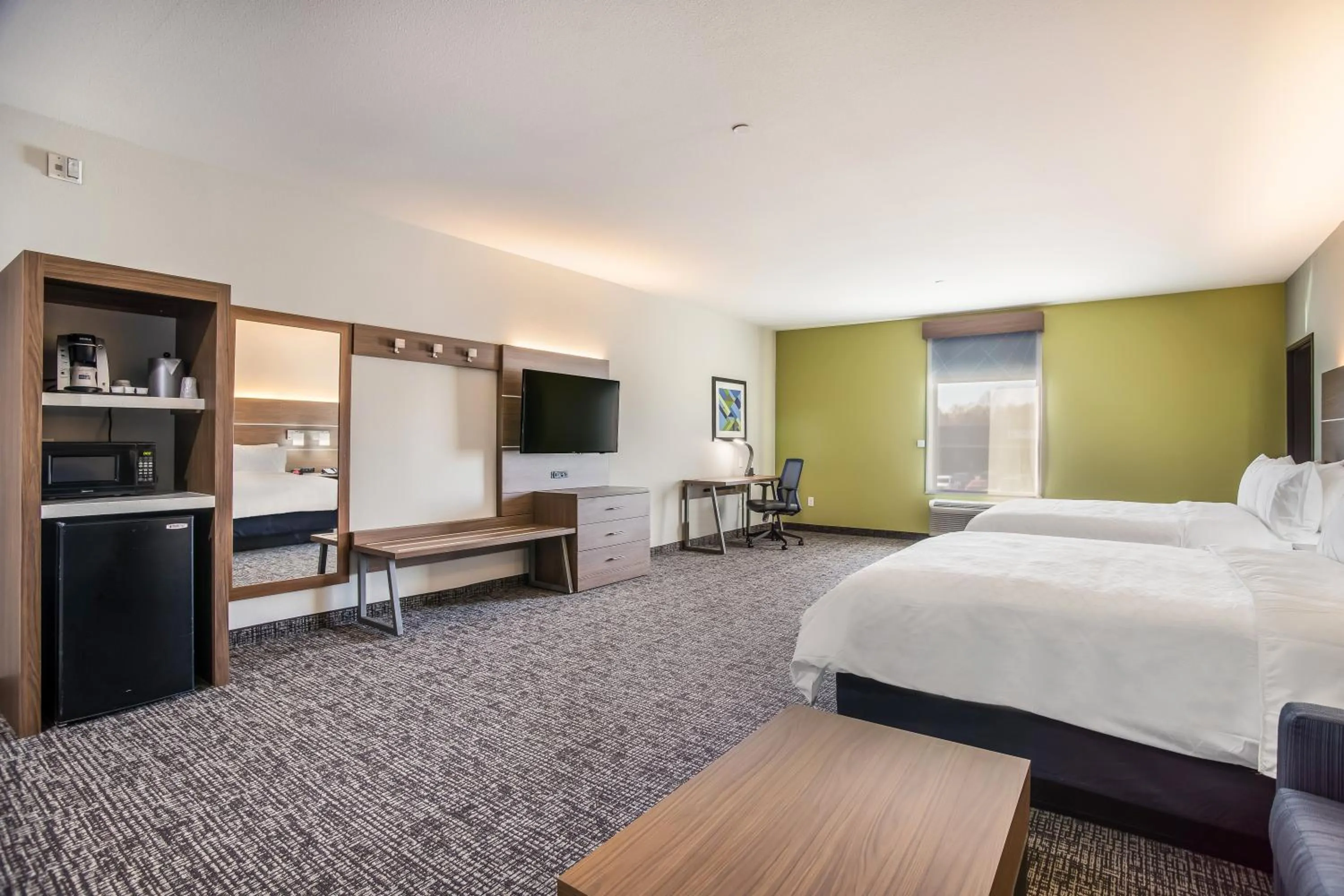 Photo of the whole room, Bed in Holiday Inn Express & Suites Tulsa East - Catoosa by IHG